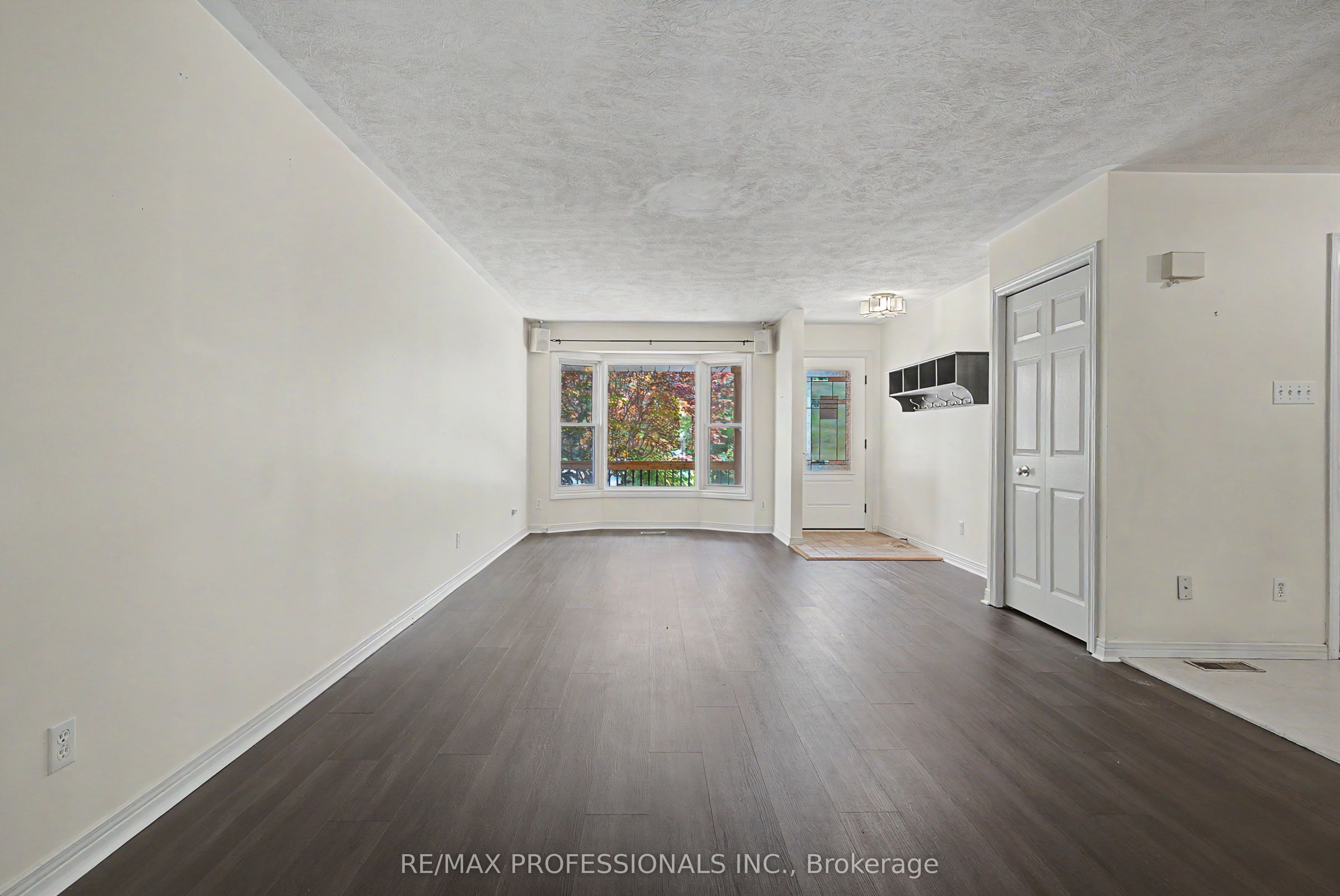 576 Thorndale Drive Property Photo 5