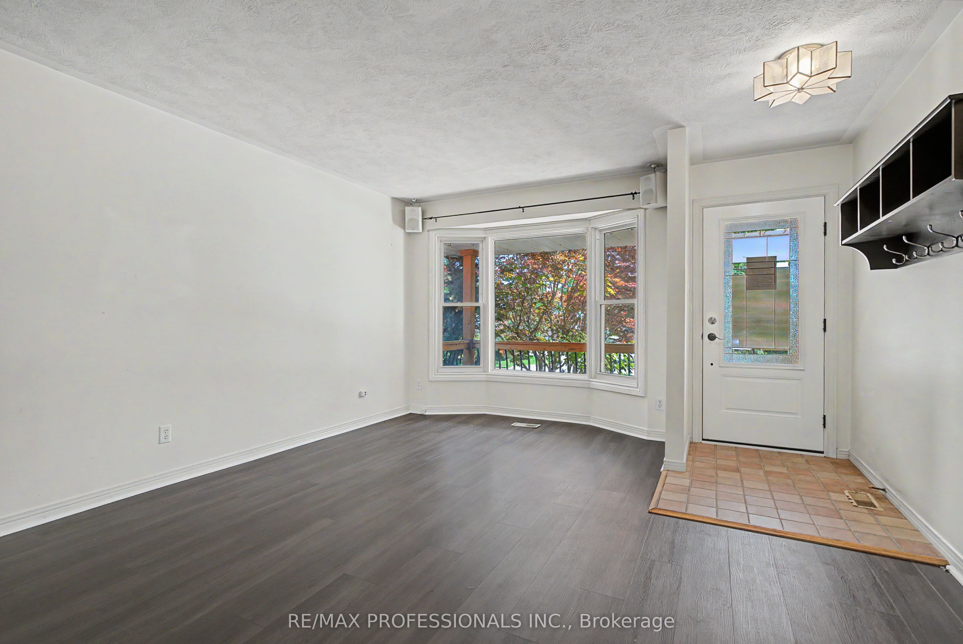 576 Thorndale Drive Property Photo 6