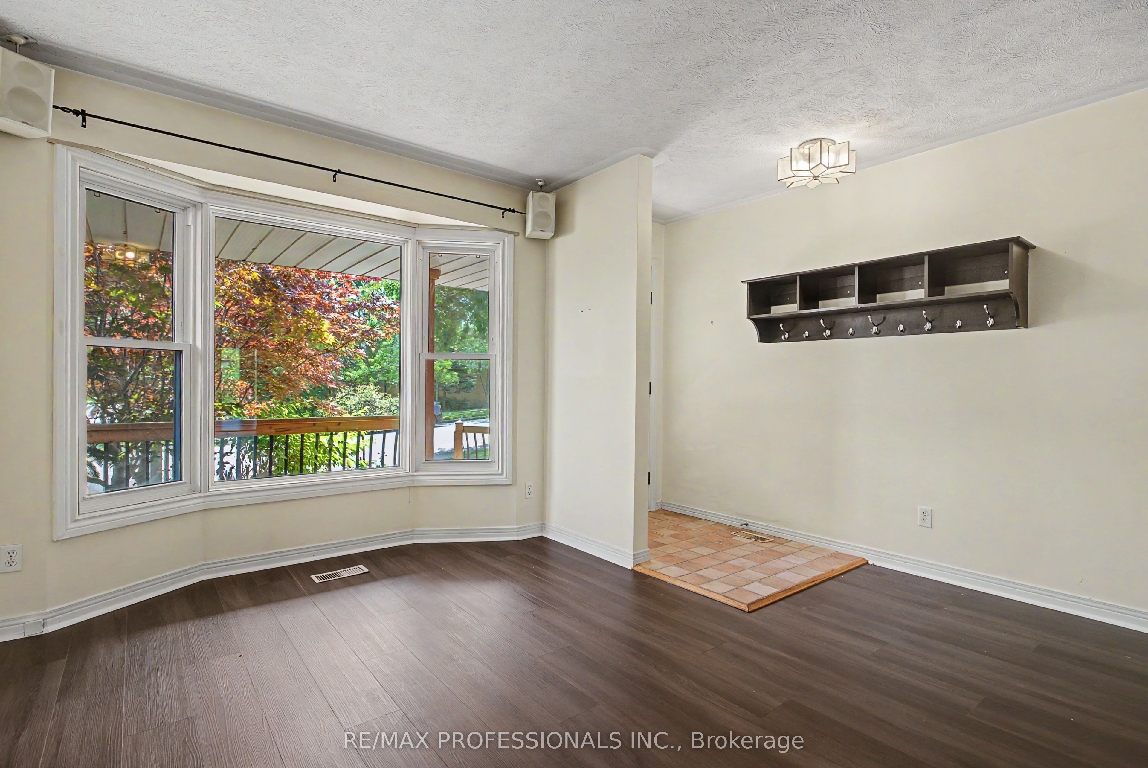 576 Thorndale Drive Property Photo 7