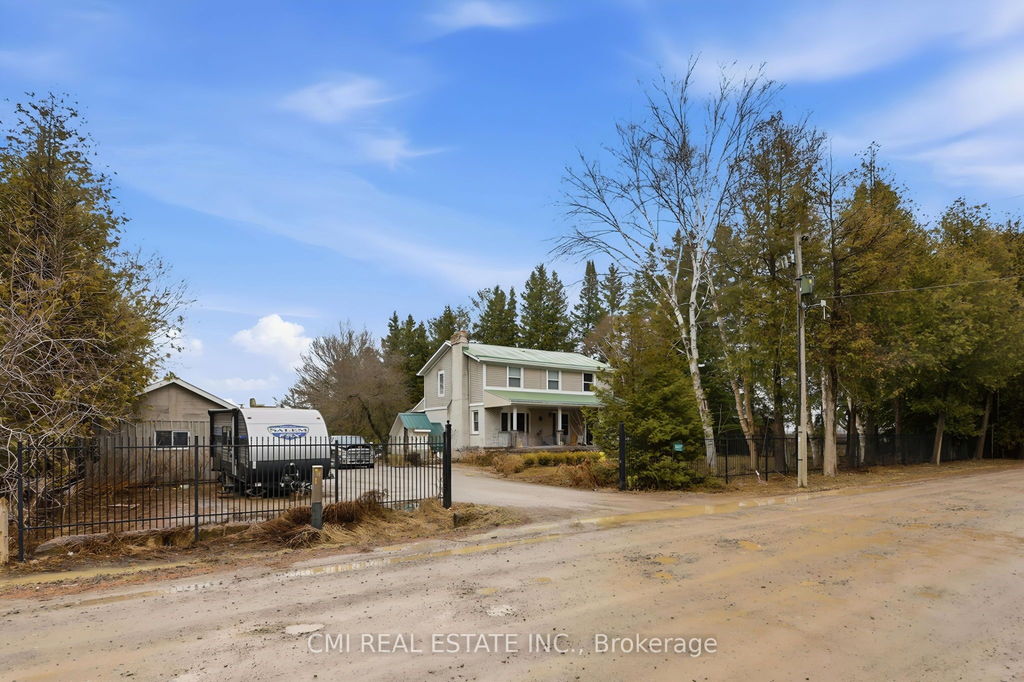 5607 Tenth Line Property Photo 3