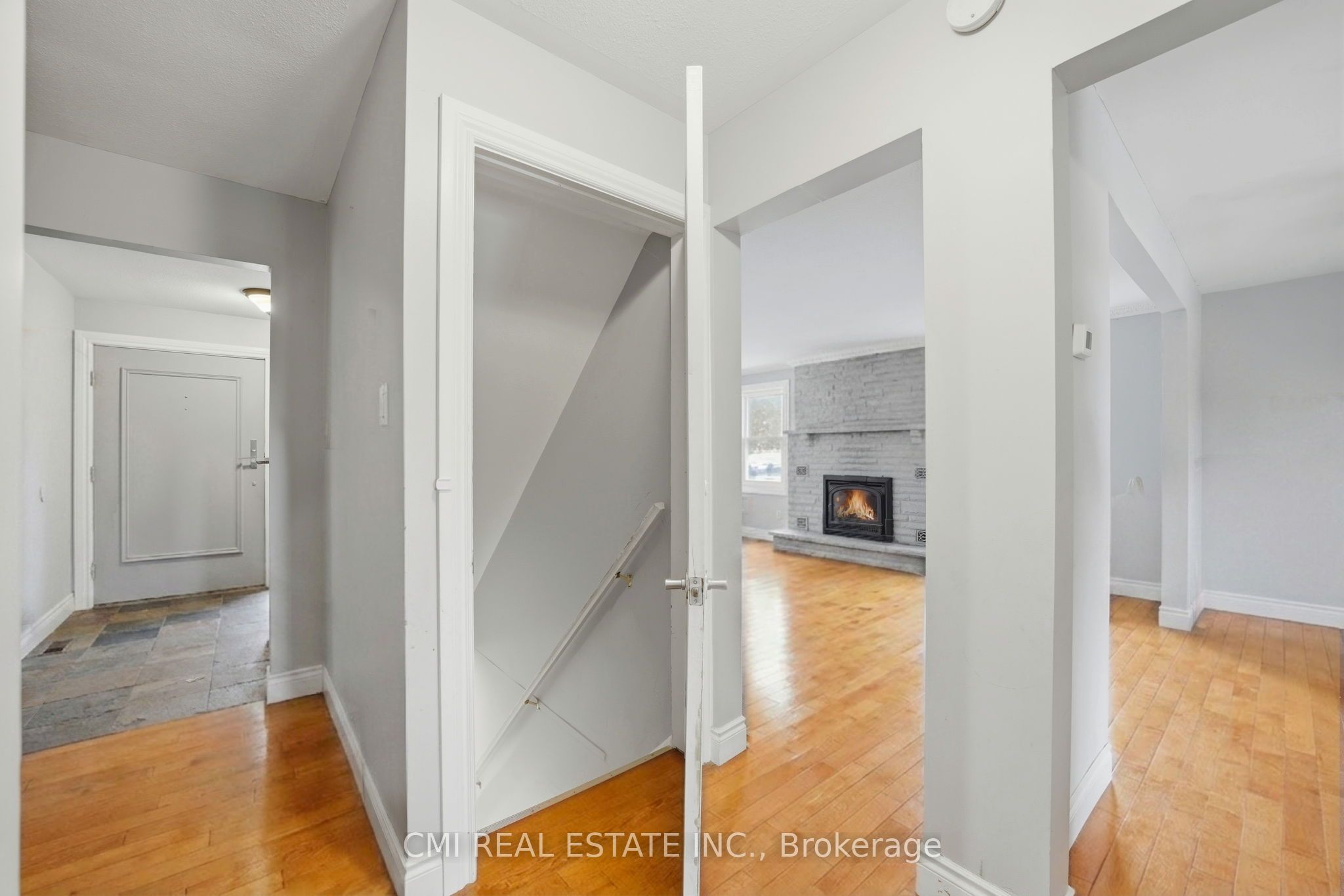 5607 Tenth Line Property Photo 7