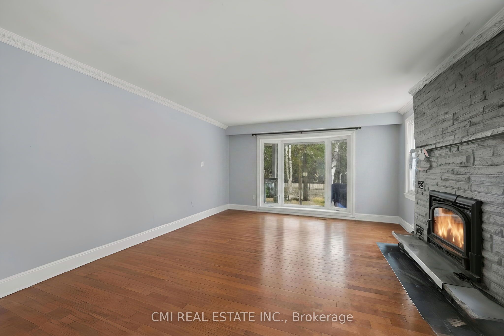 5607 Tenth Line Property Photo 8