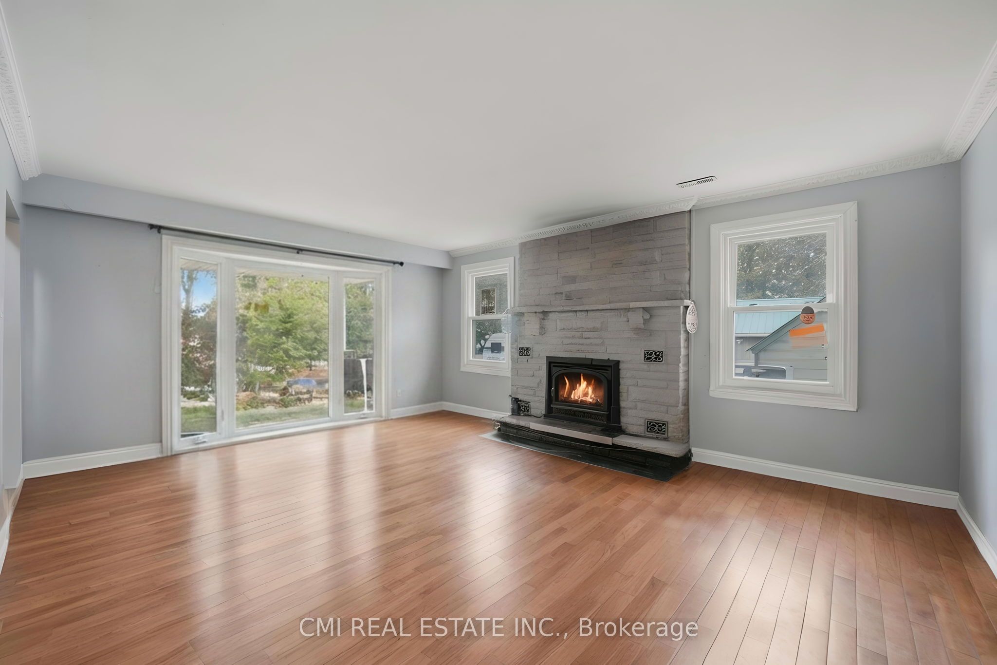 5607 Tenth Line Property Photo 9