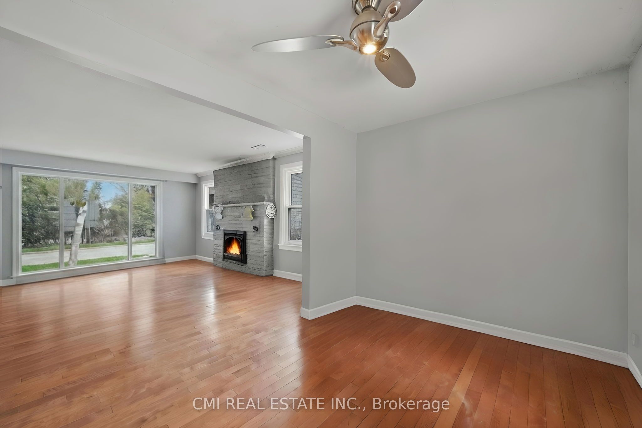 5607 Tenth Line Property Photo 10