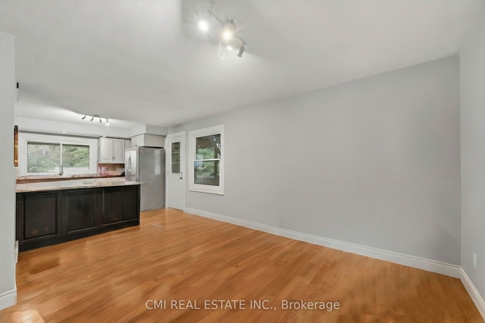 5607 Tenth Line Property Photo 11