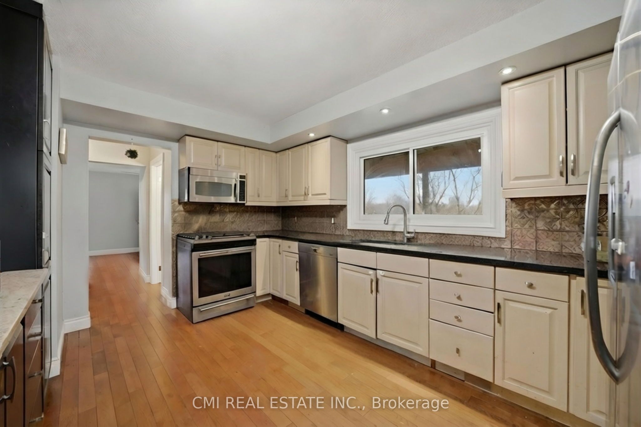 5607 Tenth Line Property Photo 13