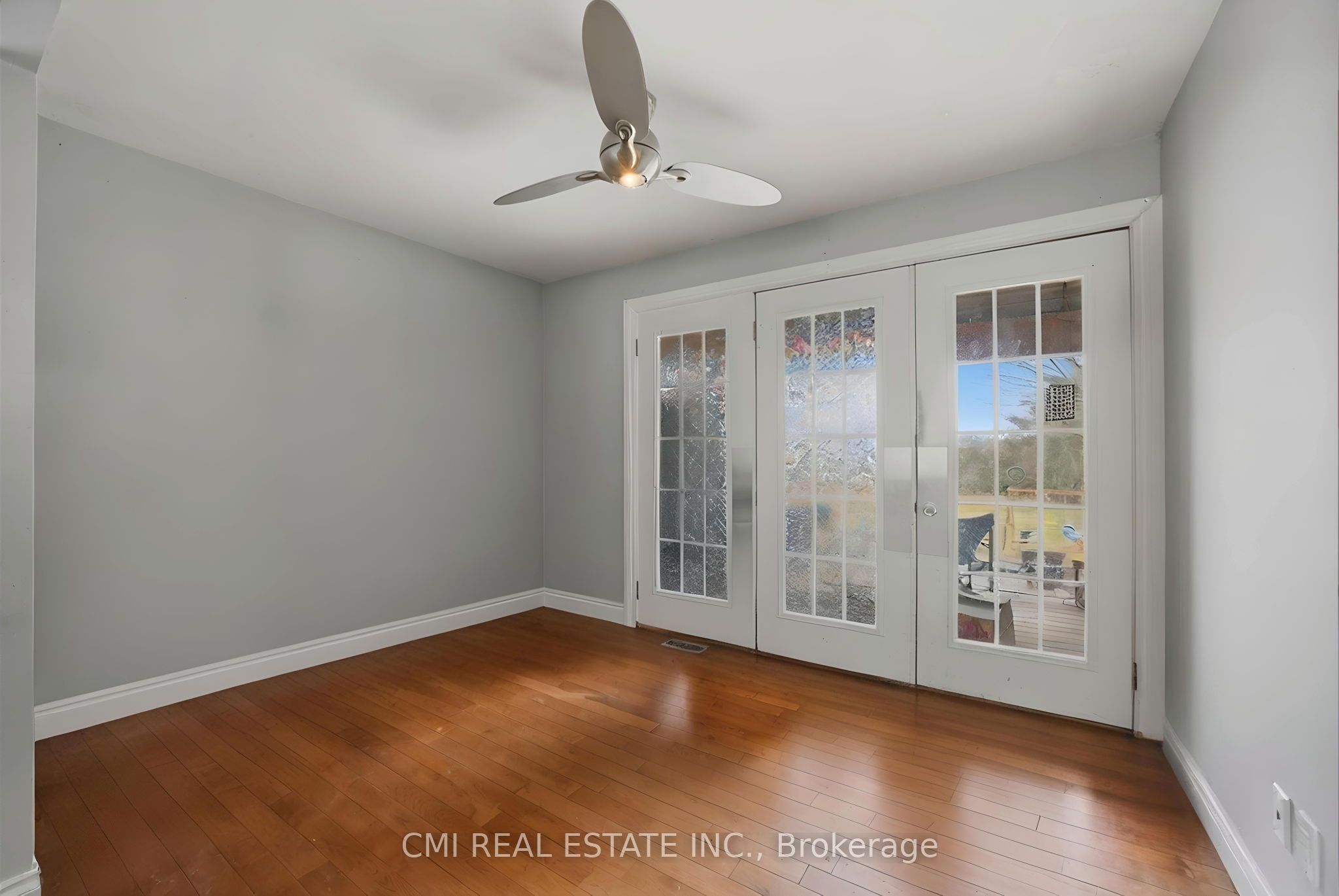 5607 Tenth Line Property Photo 15