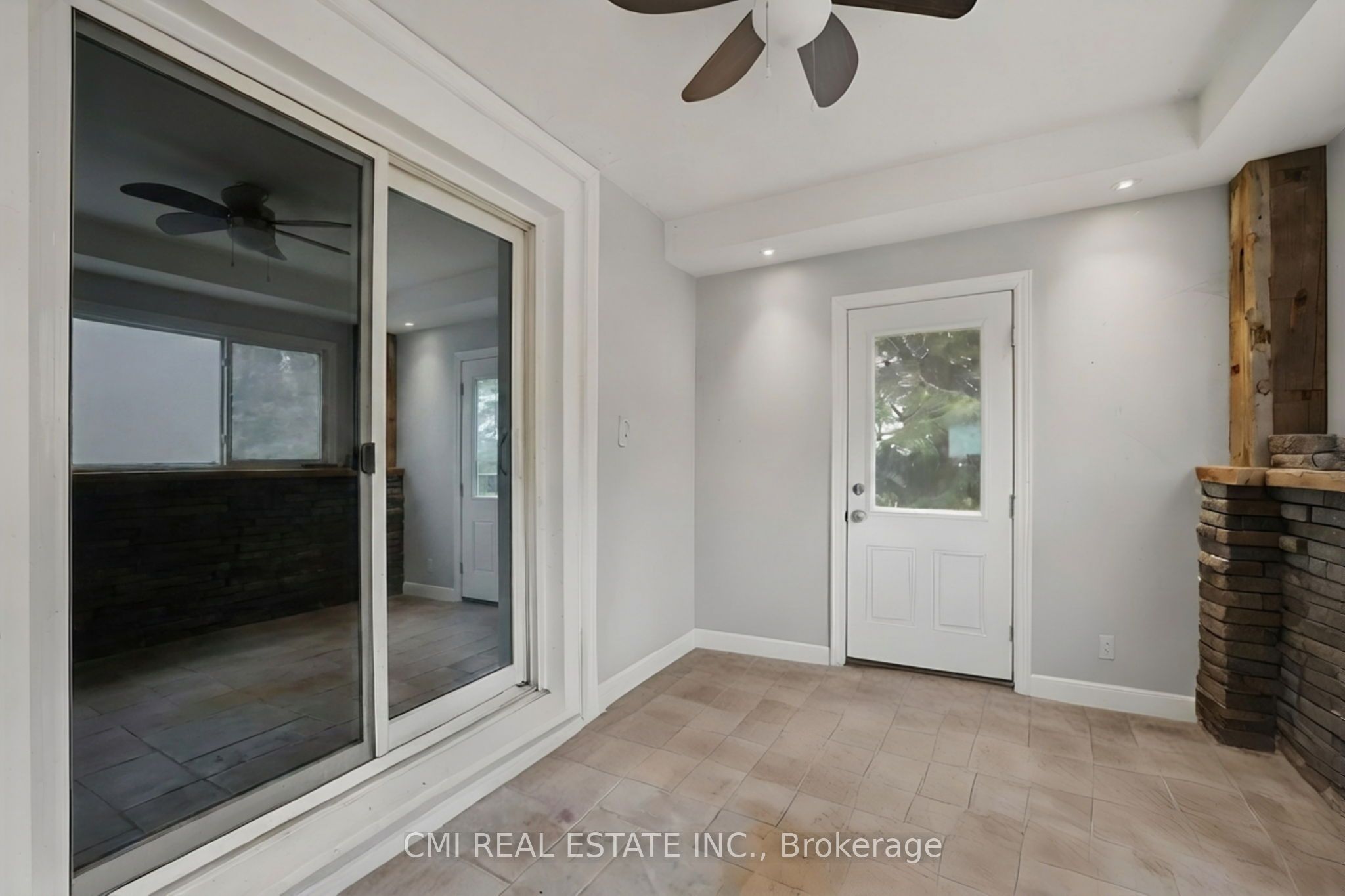 5607 Tenth Line Property Photo 16
