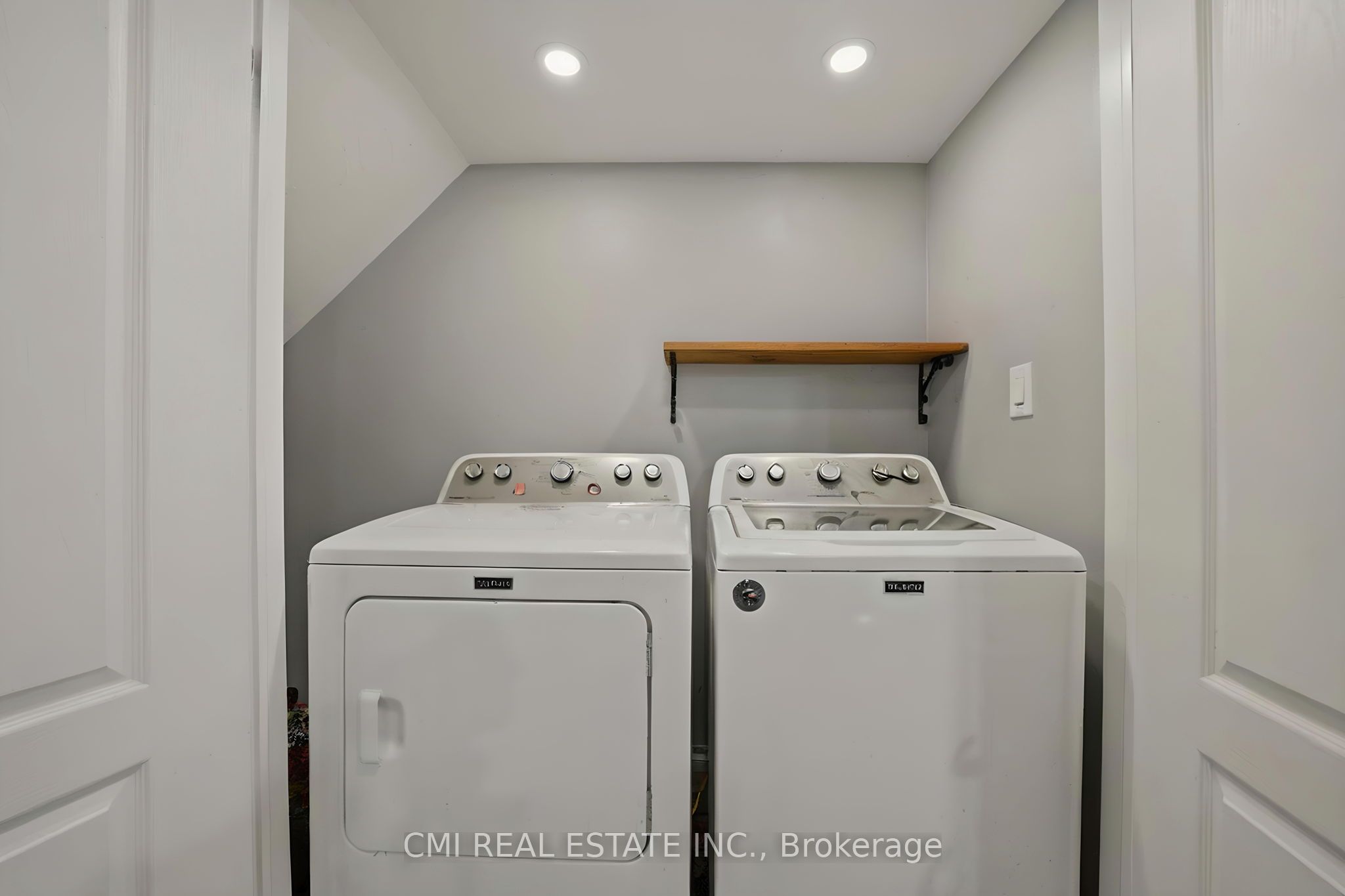 5607 Tenth Line Property Photo 31