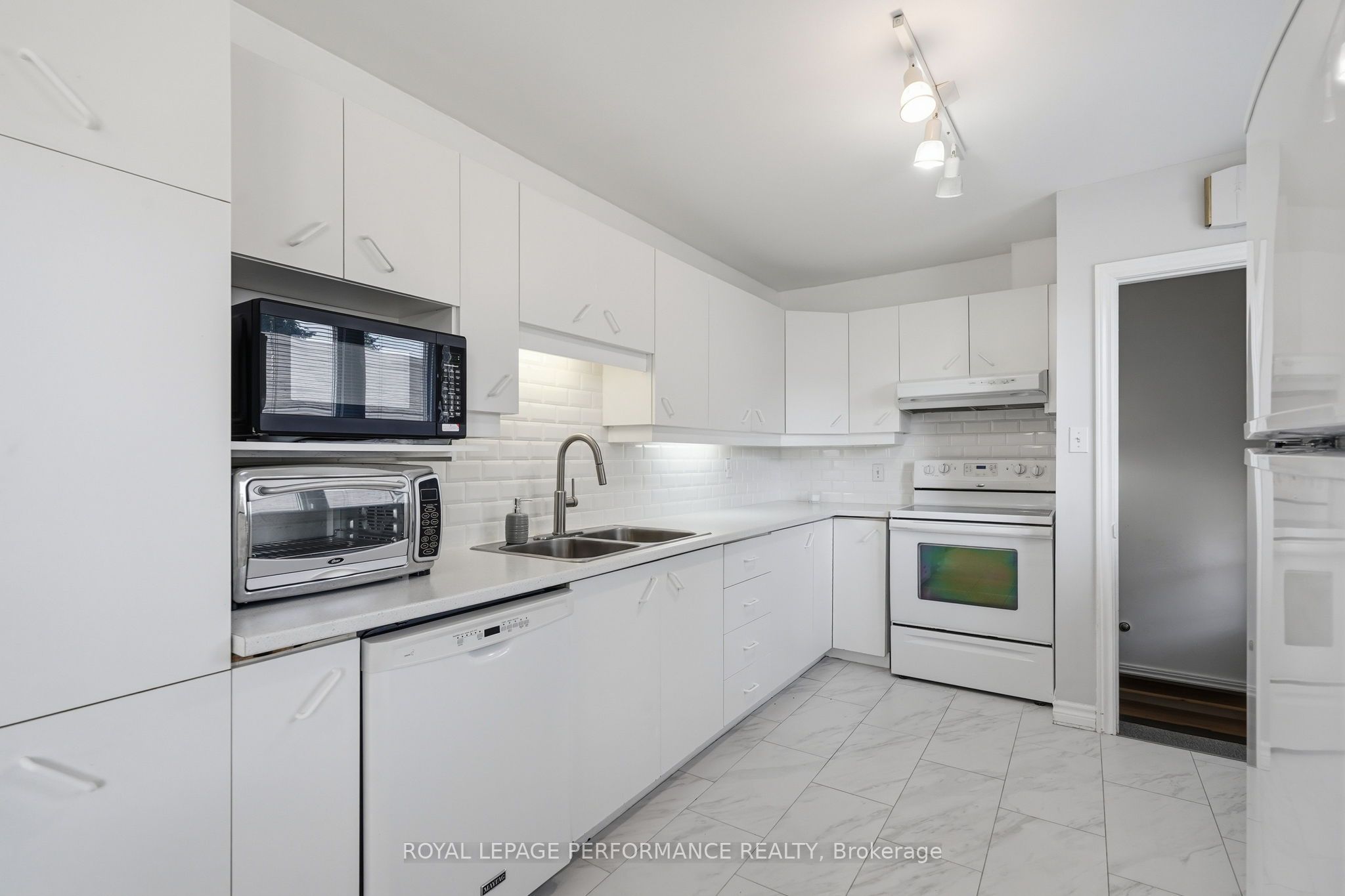 716 Cartier Boulevard Property Photo 8