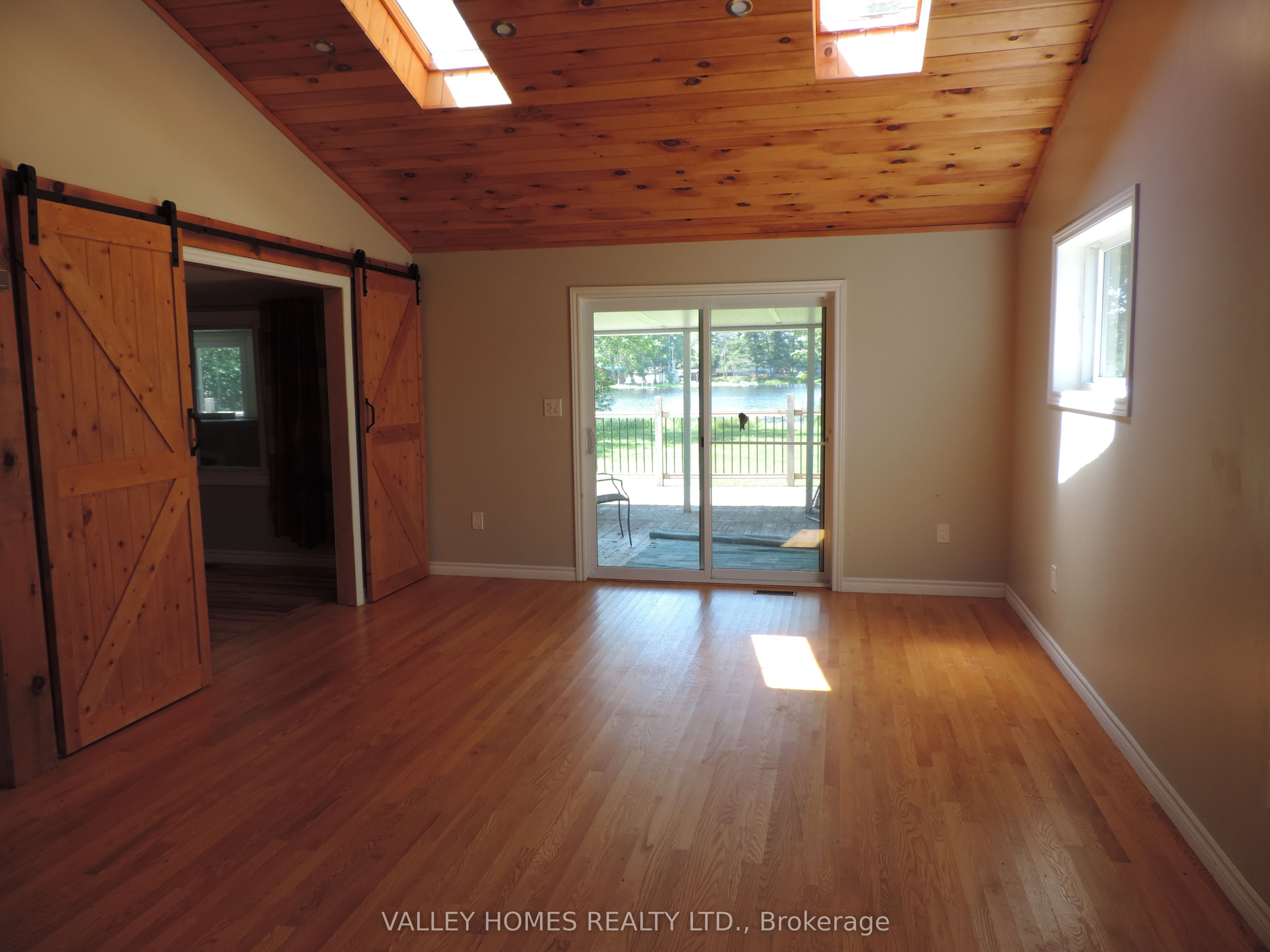 2860 9th Line E Property Photo 3