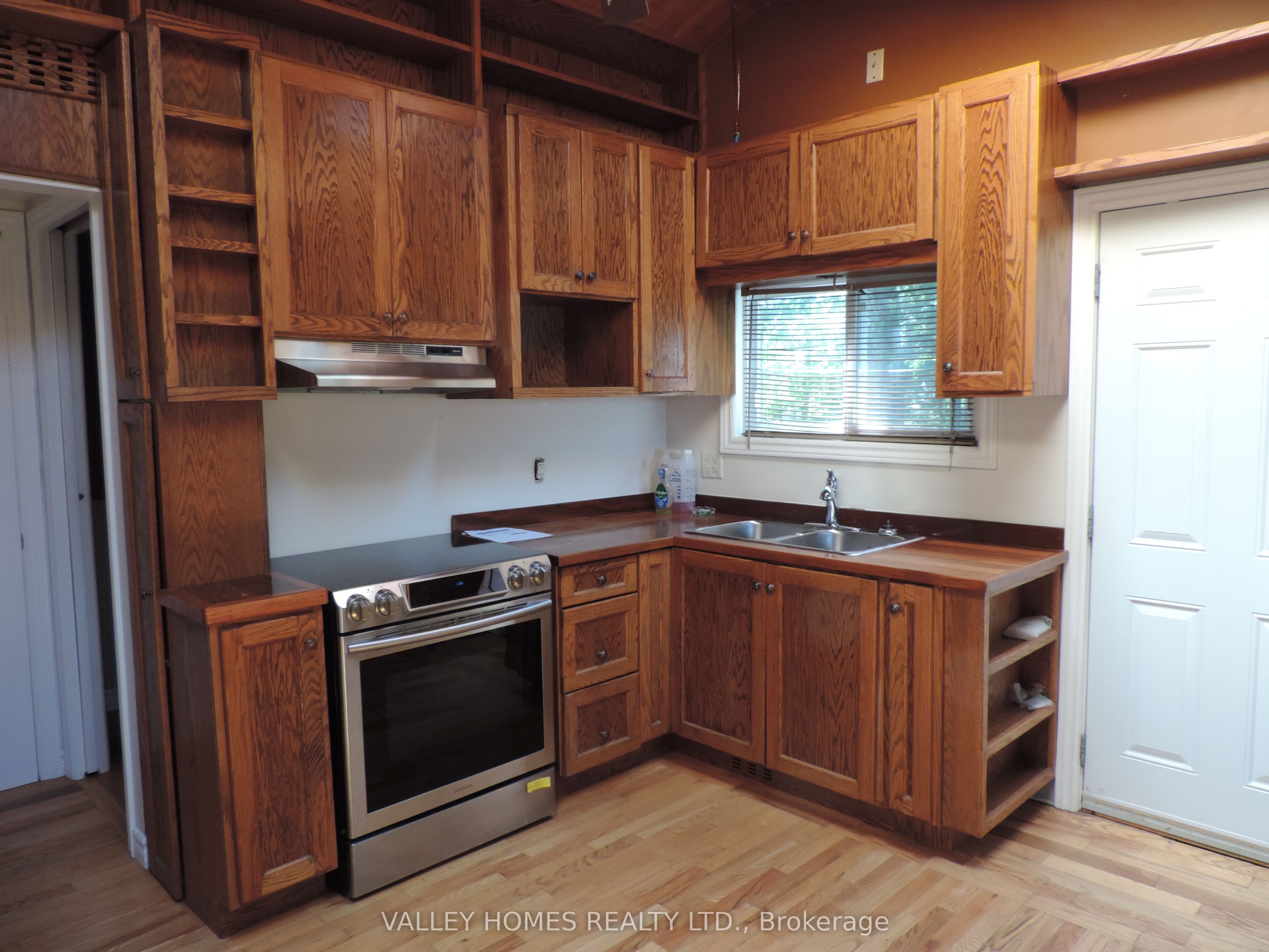 2860 9th Line E Property Photo 6