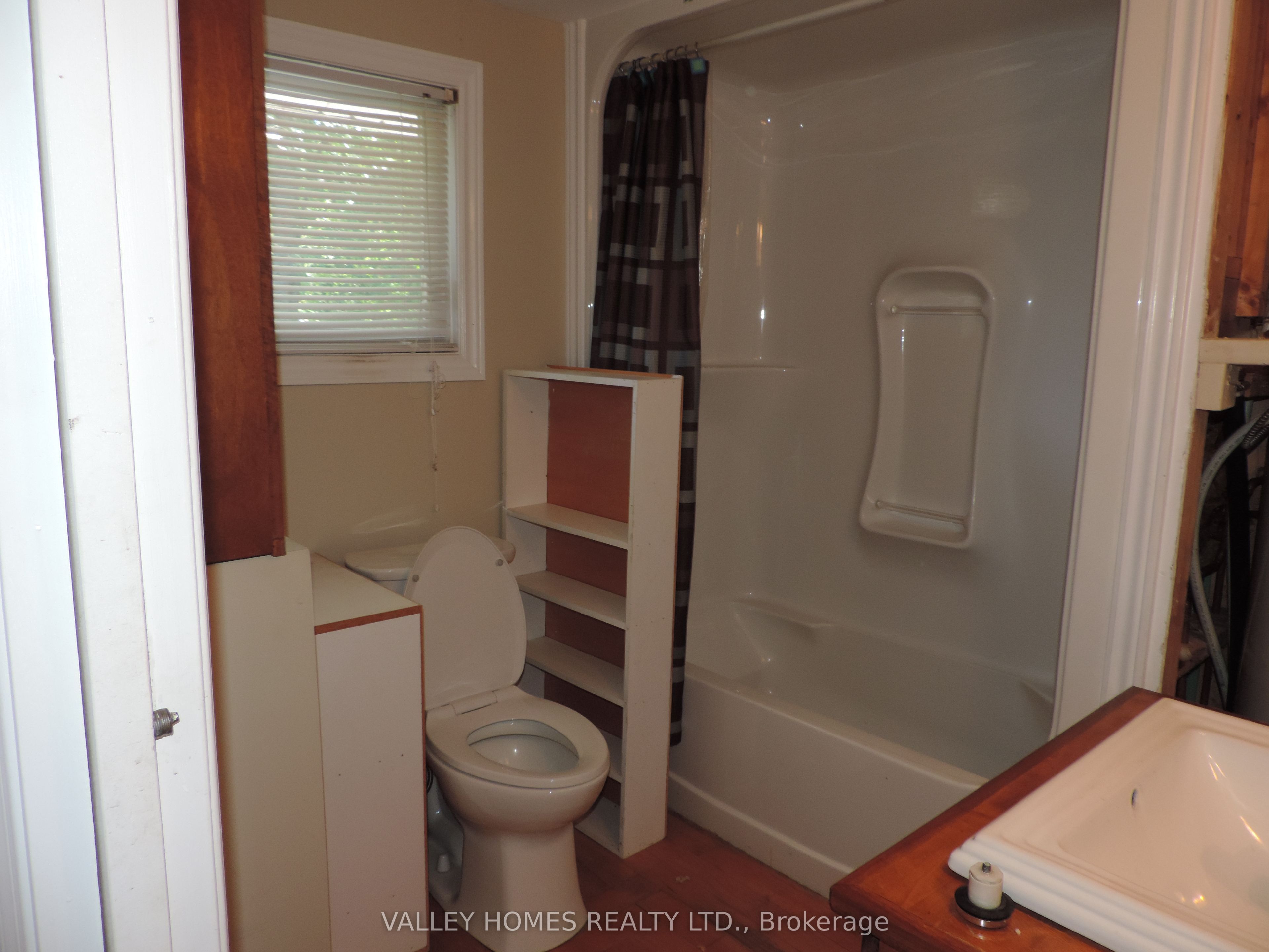 2860 9th Line E Property Photo 8