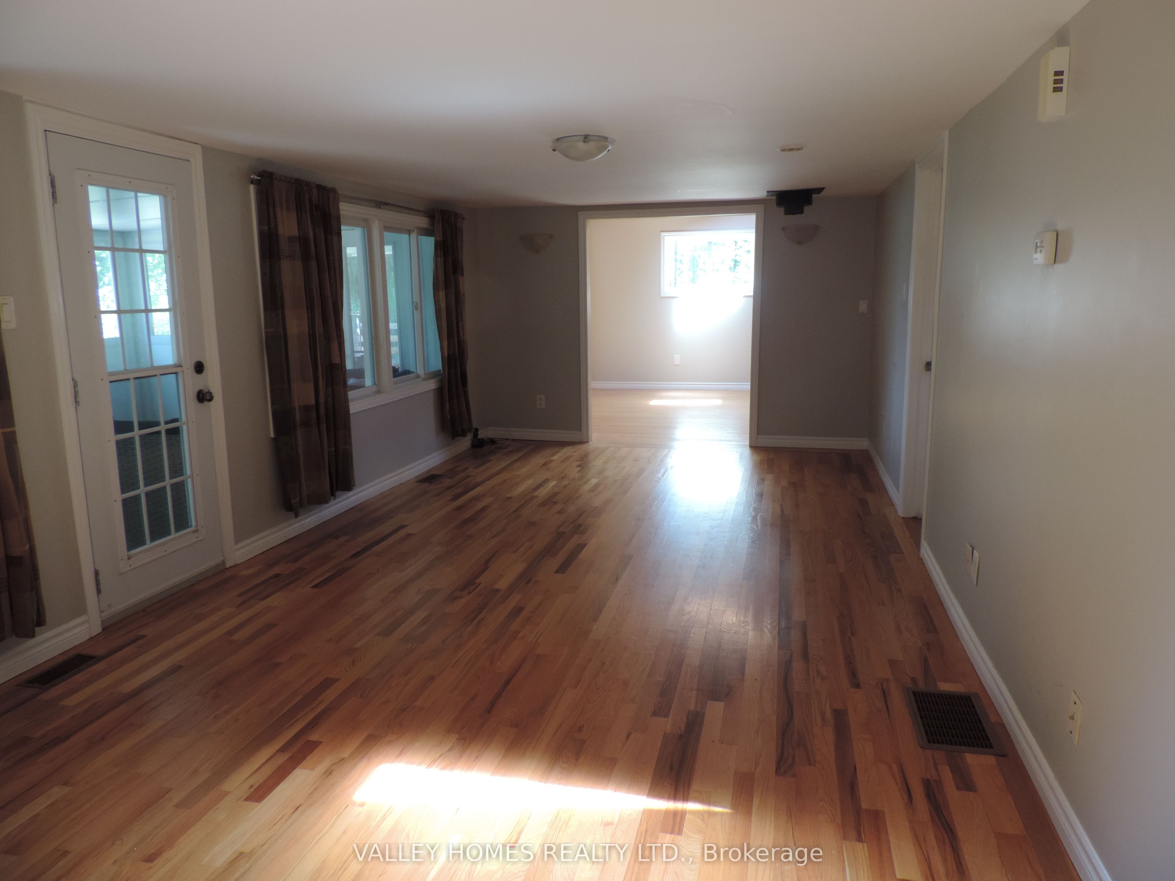 2860 9th Line E Property Photo 9