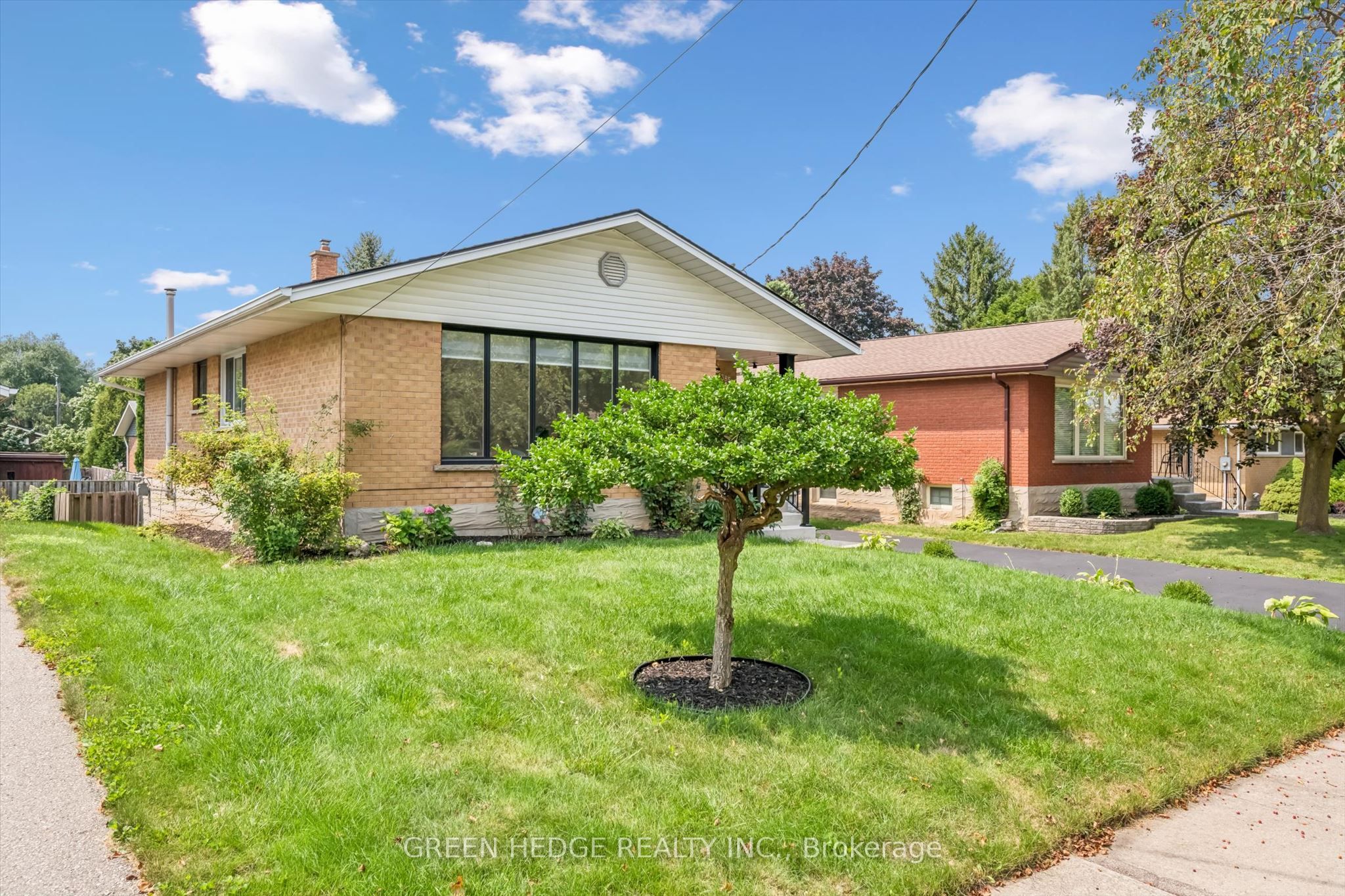 385 Village Crescent Property Photo 4