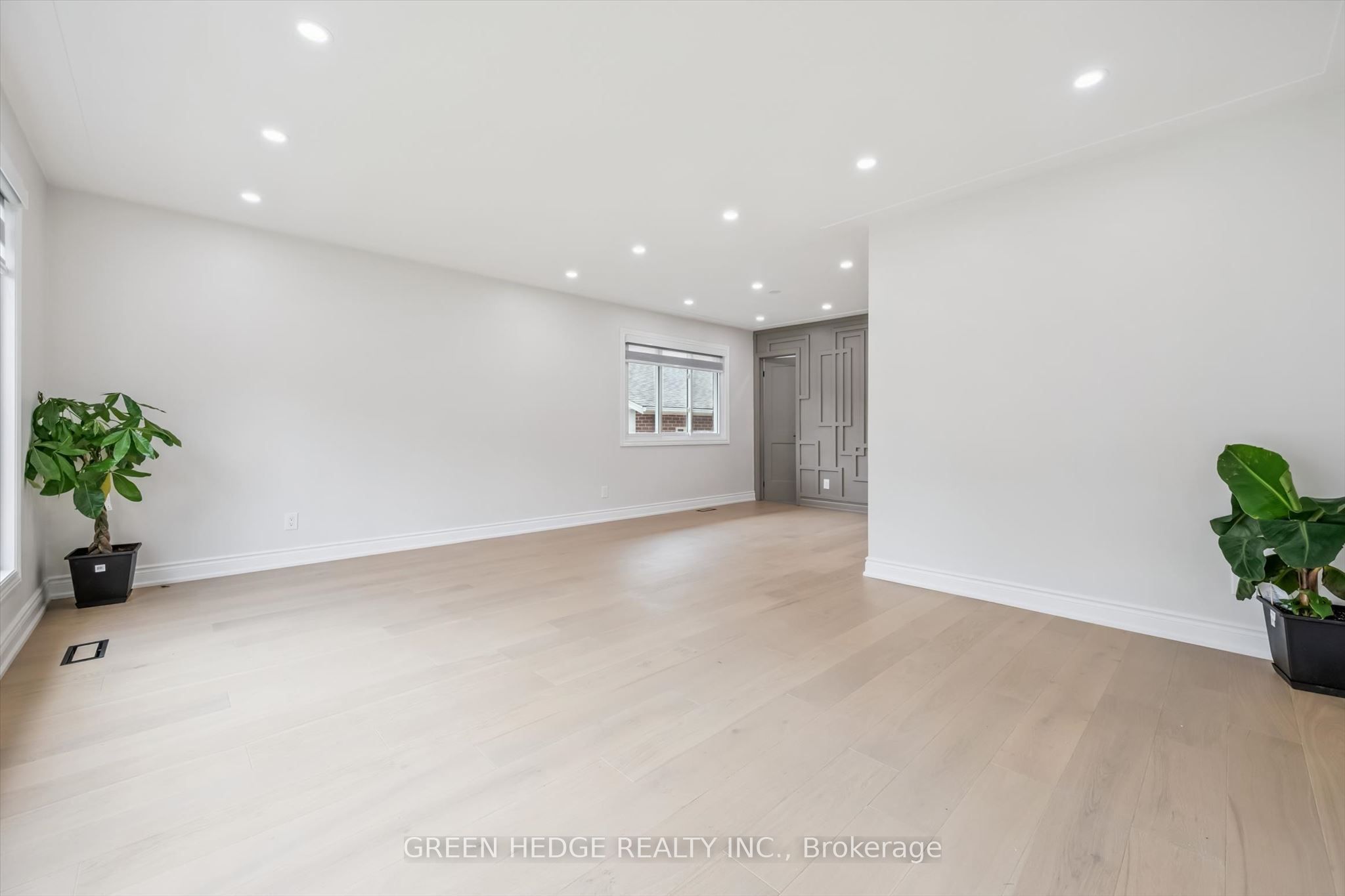 385 Village Crescent Property Photo 12
