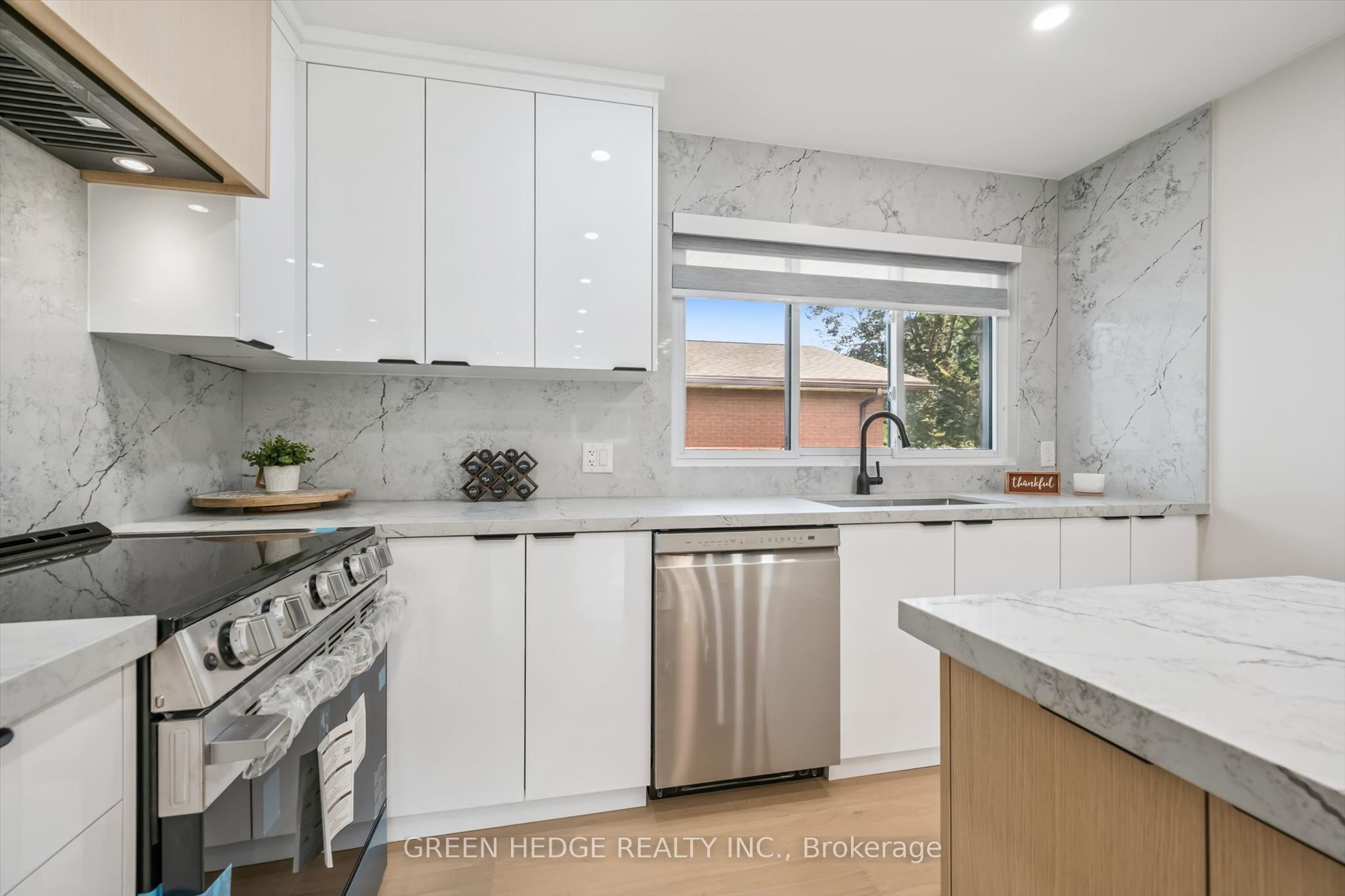 385 Village Crescent Property Photo 16