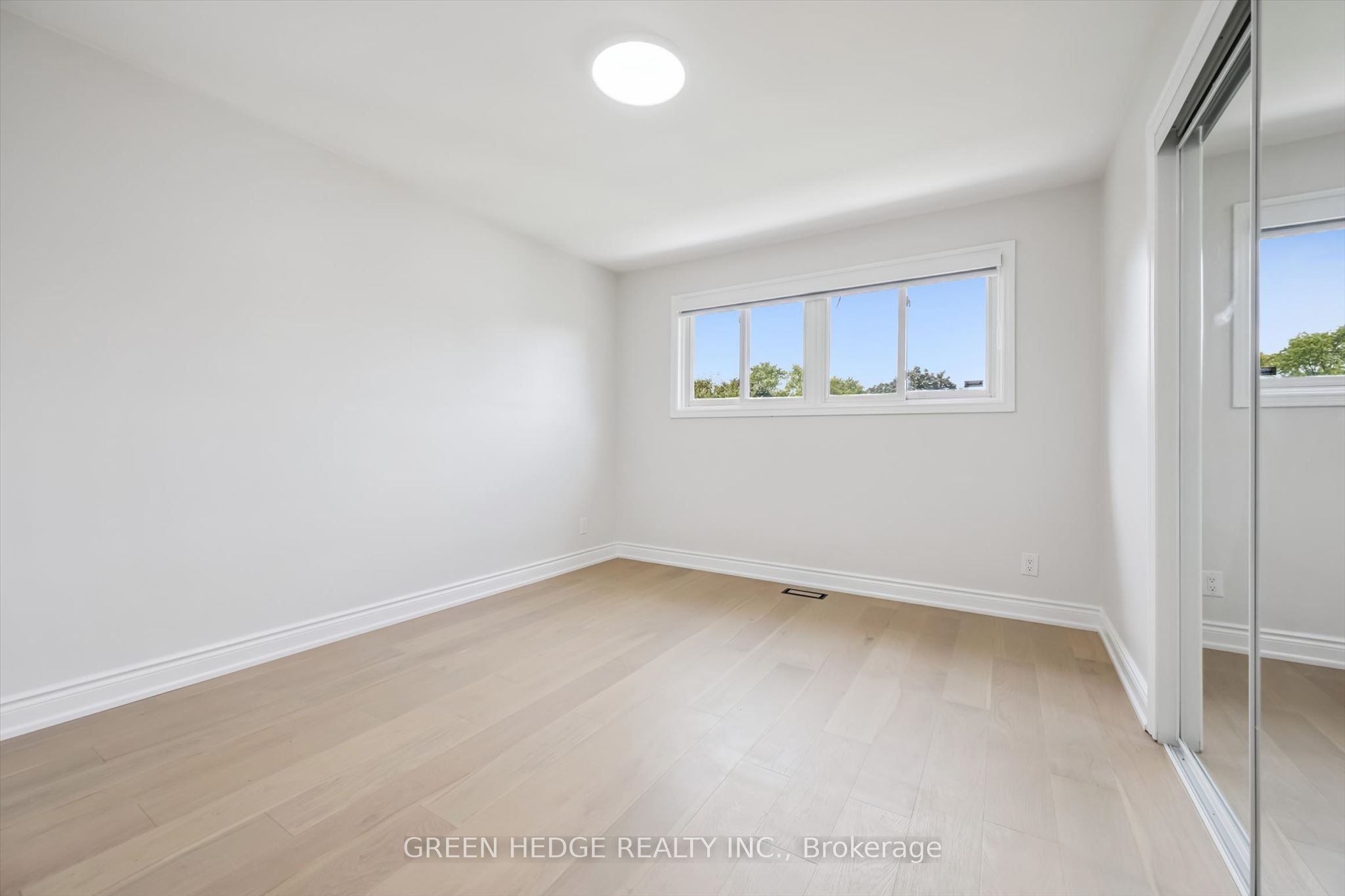 385 Village Crescent Property Photo 20