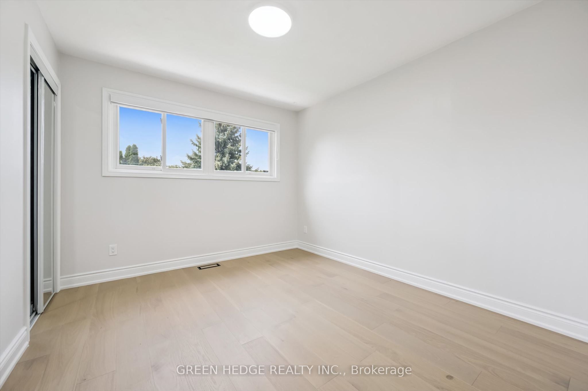 385 Village Crescent Property Photo 25