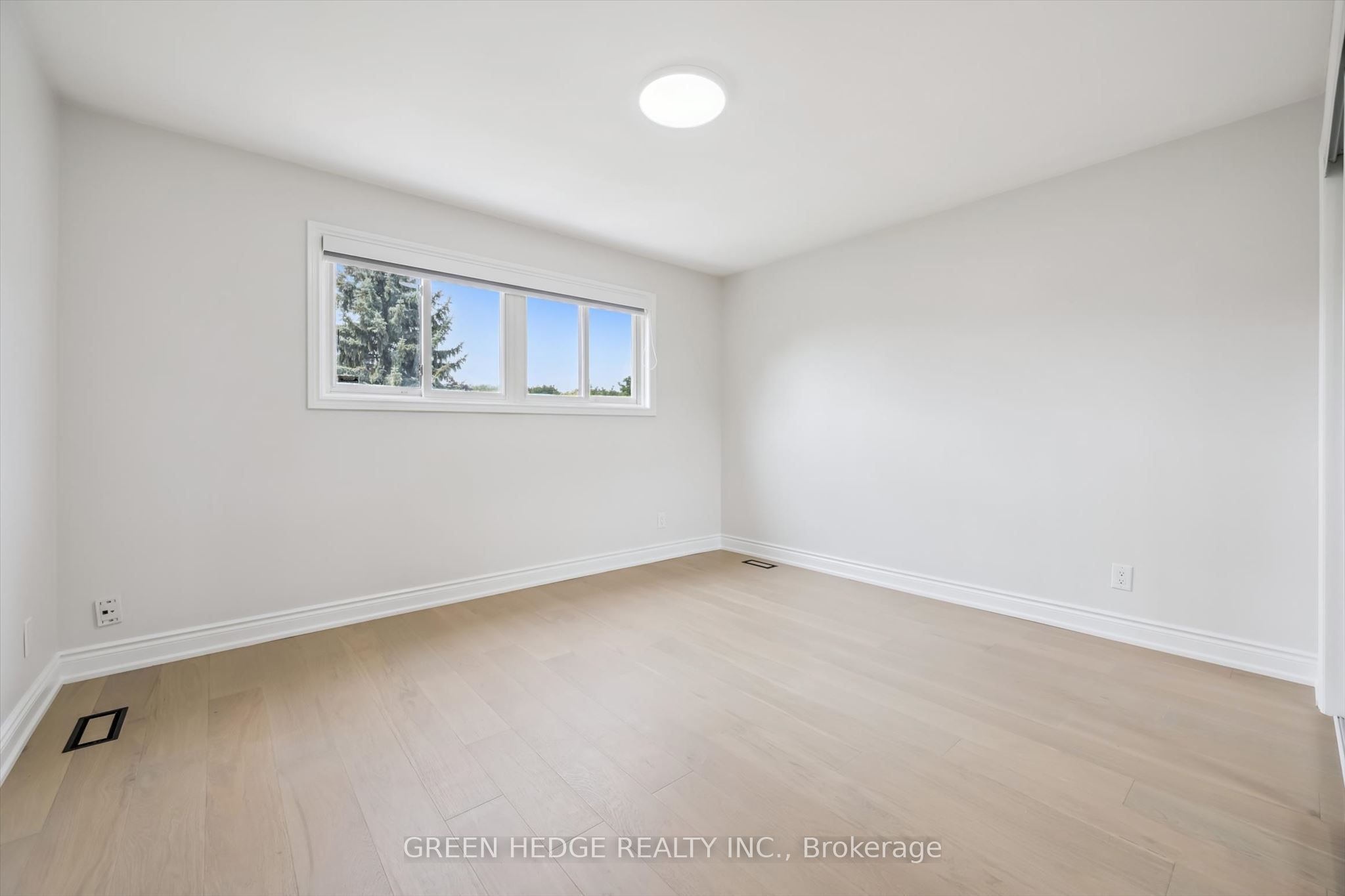 385 Village Crescent Property Photo 28