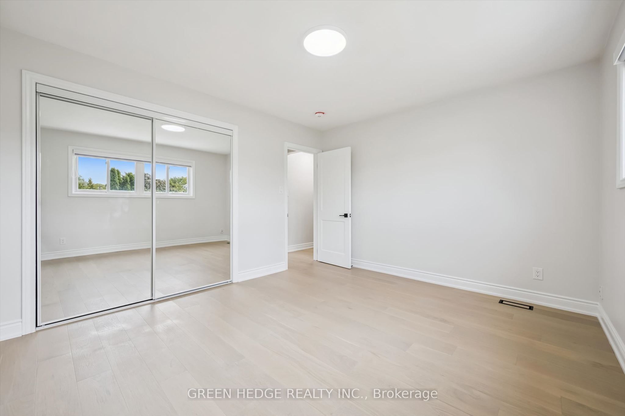385 Village Crescent Property Photo 29