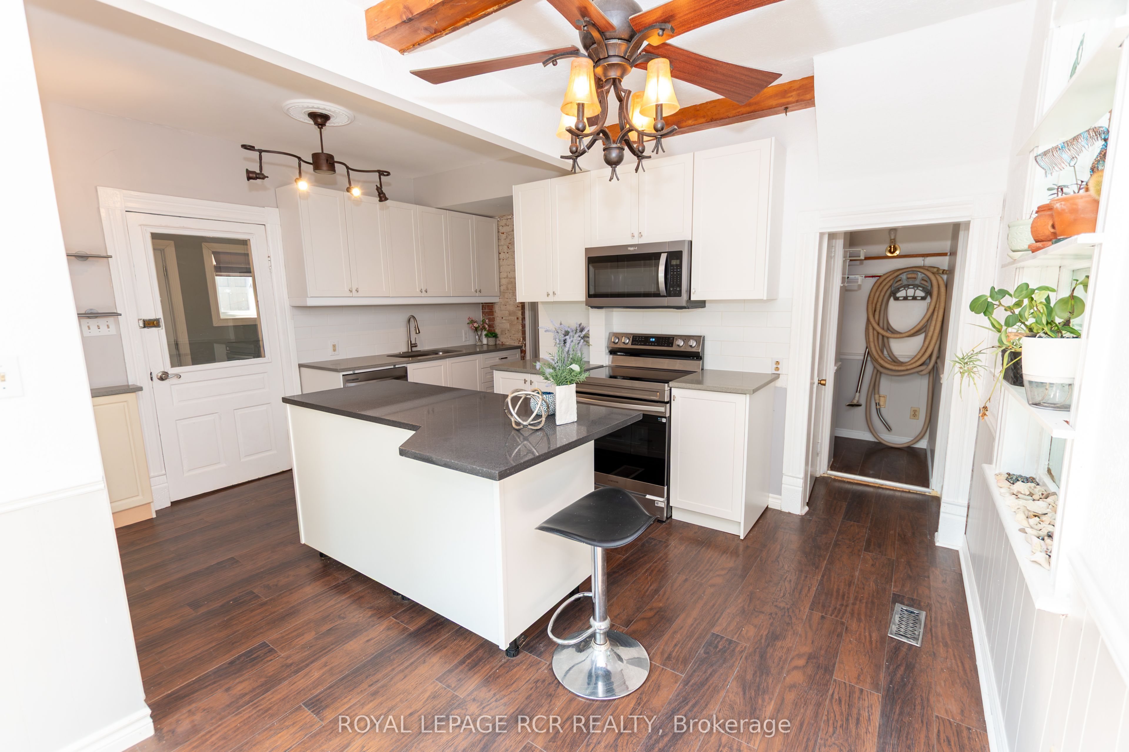 598323 2nd Line W Property Photo 12