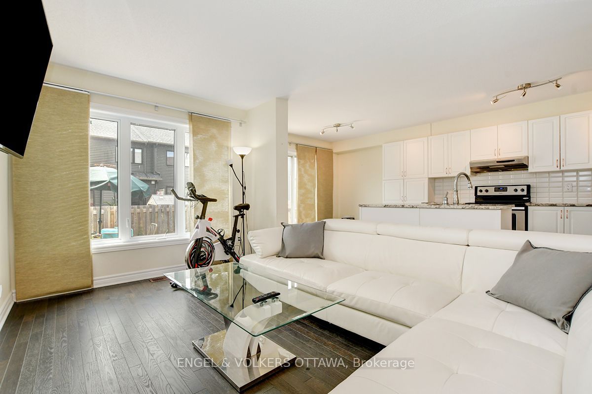 561 Petrichor Crescent Property Photo 3