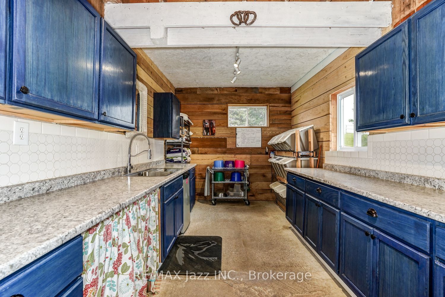 6300 6th Line Property Photo 34