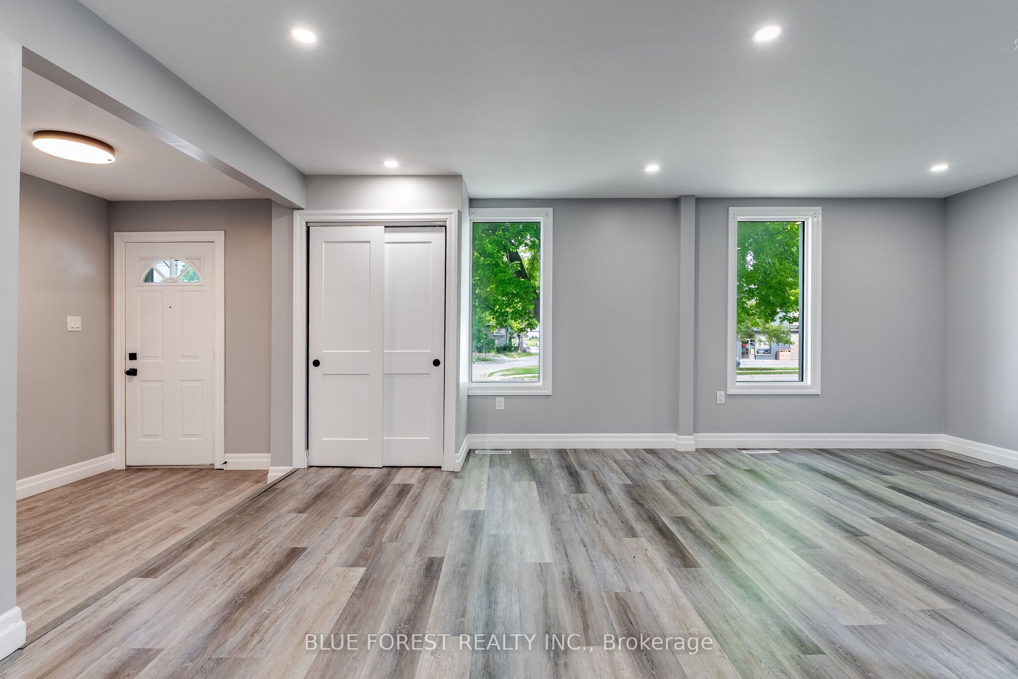 30 Park Avenue E Property Photo 4