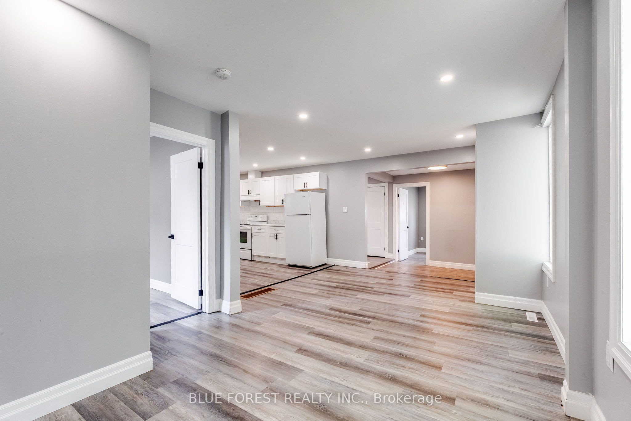 30 Park Avenue E Property Photo 6