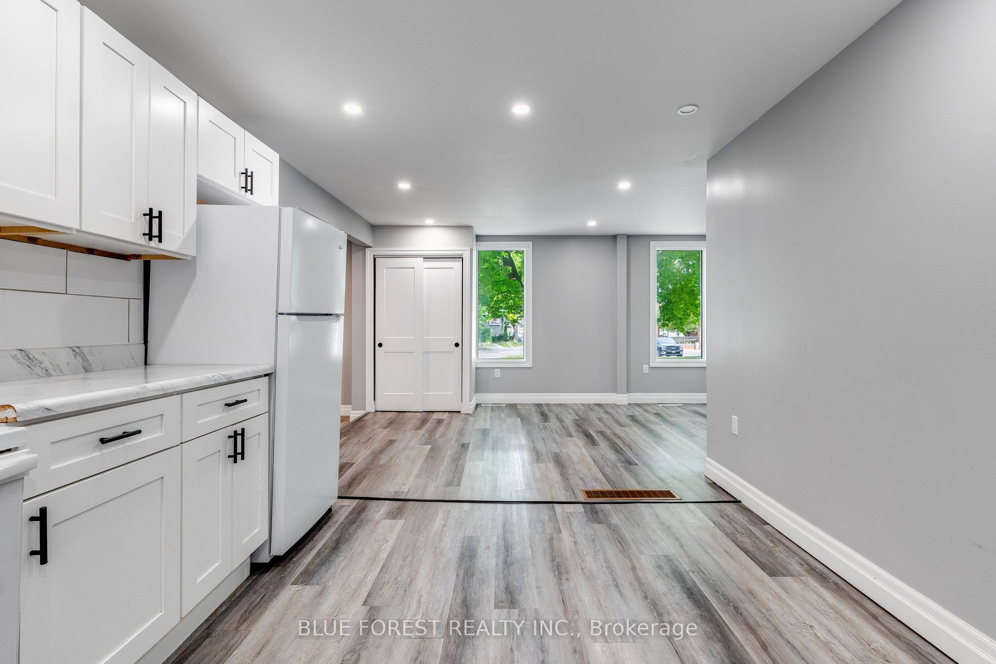 30 Park Avenue E Property Photo 7