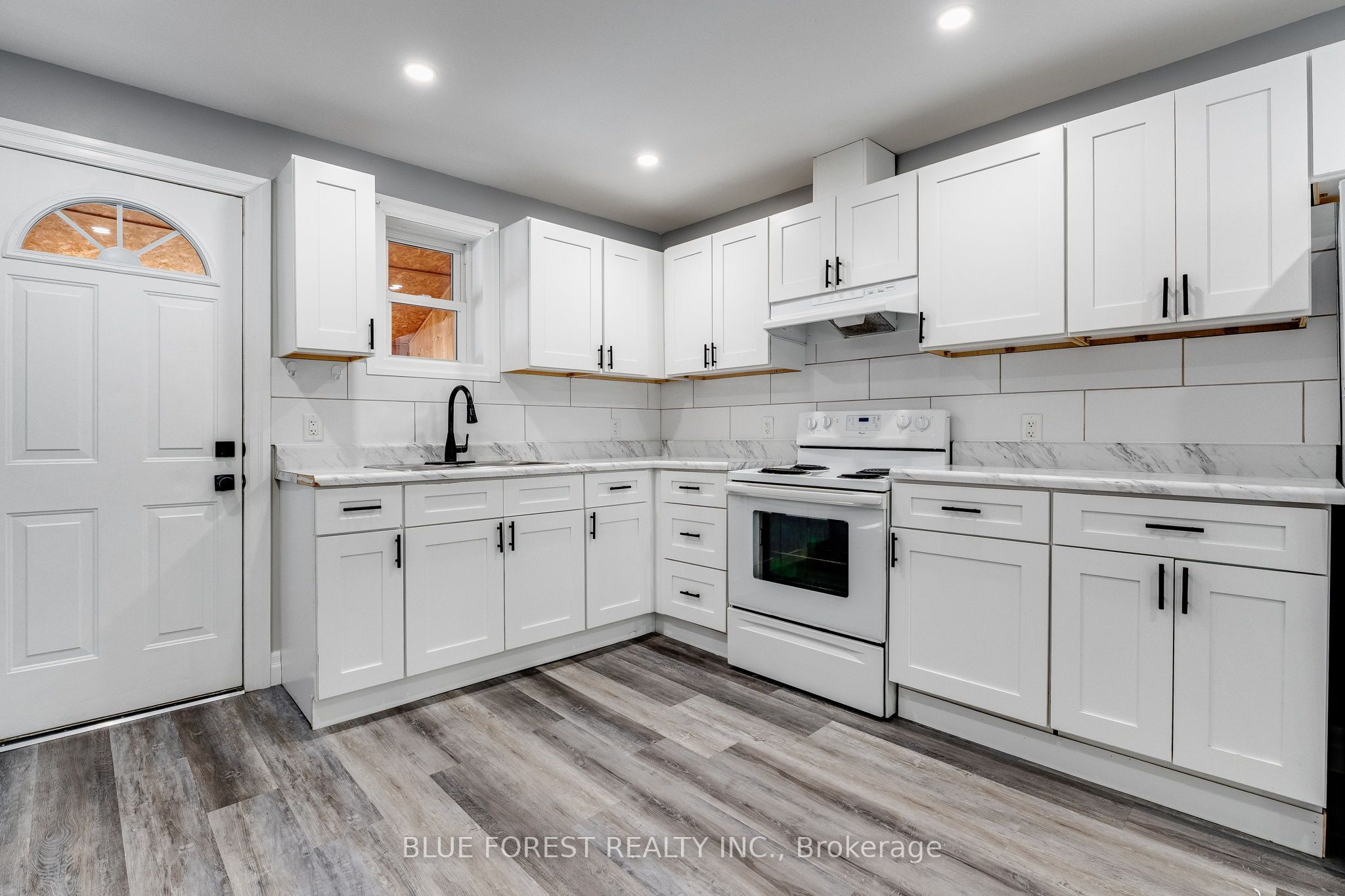 30 Park Avenue E Property Photo 8
