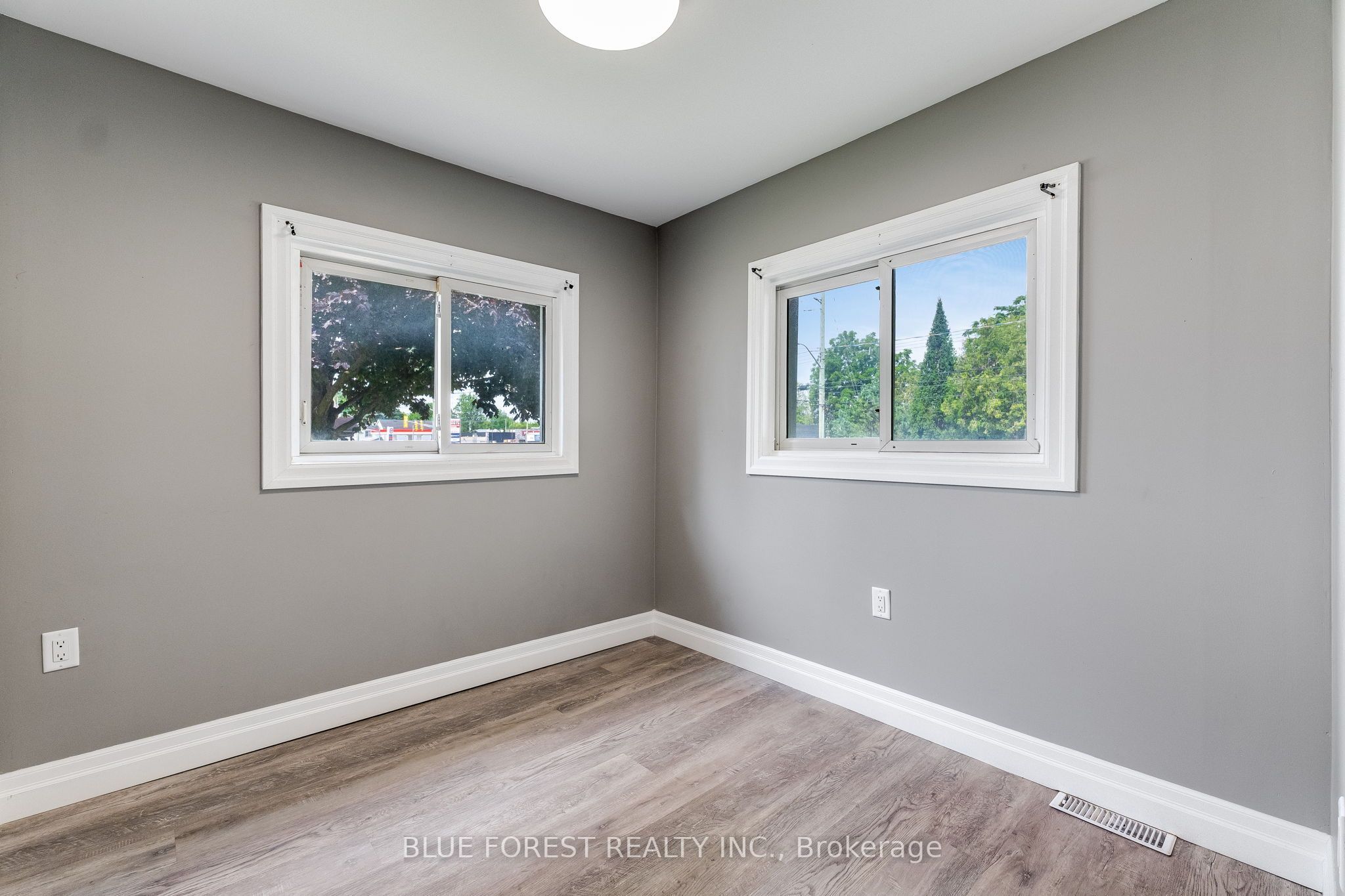 30 Park Avenue E Property Photo 11