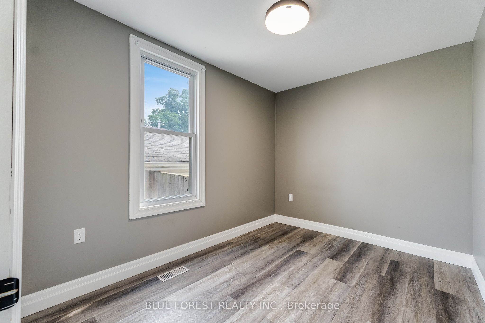 30 Park Avenue E Property Photo 12
