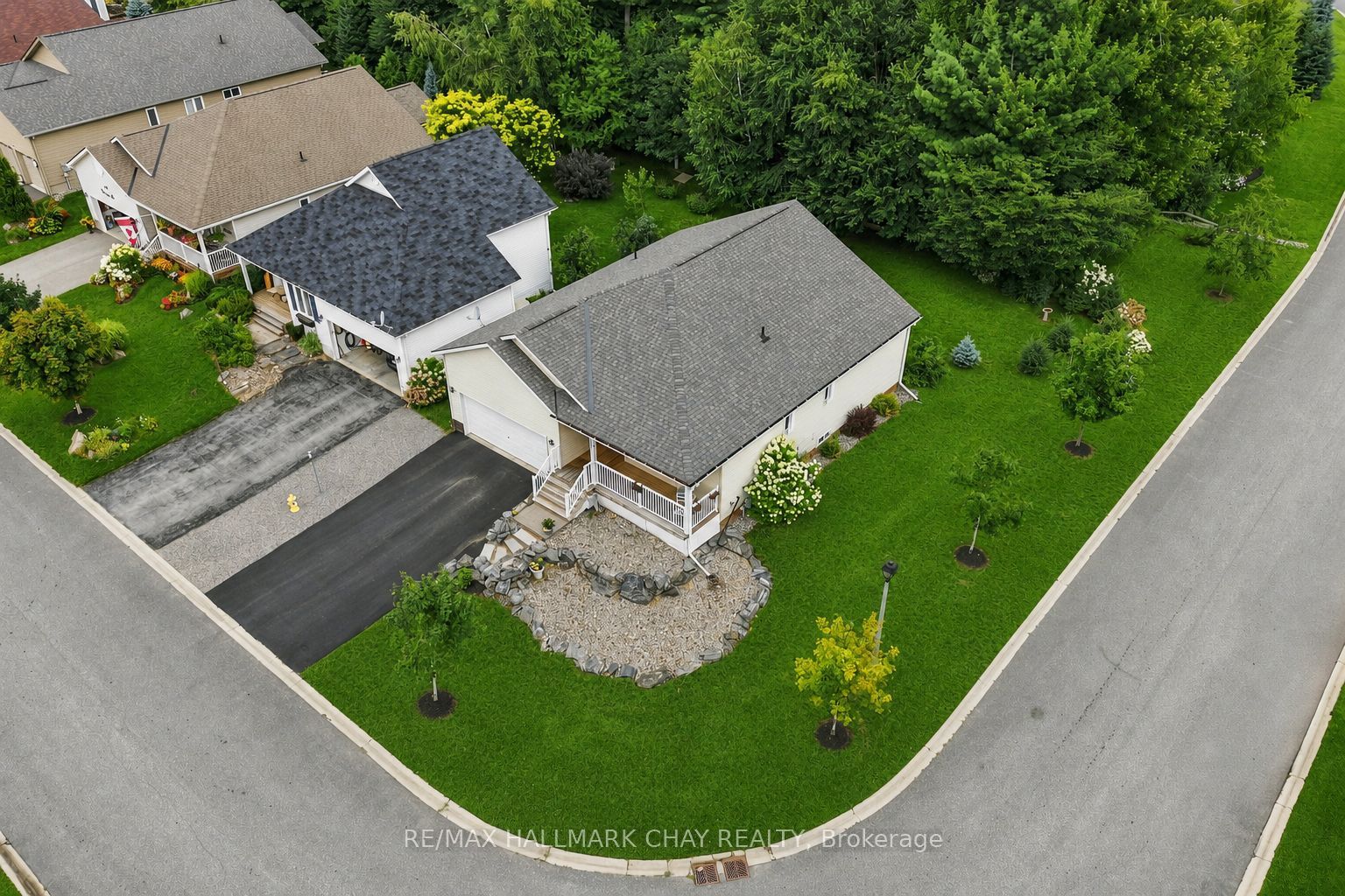 156 Pineridge Gate Property Photo 3