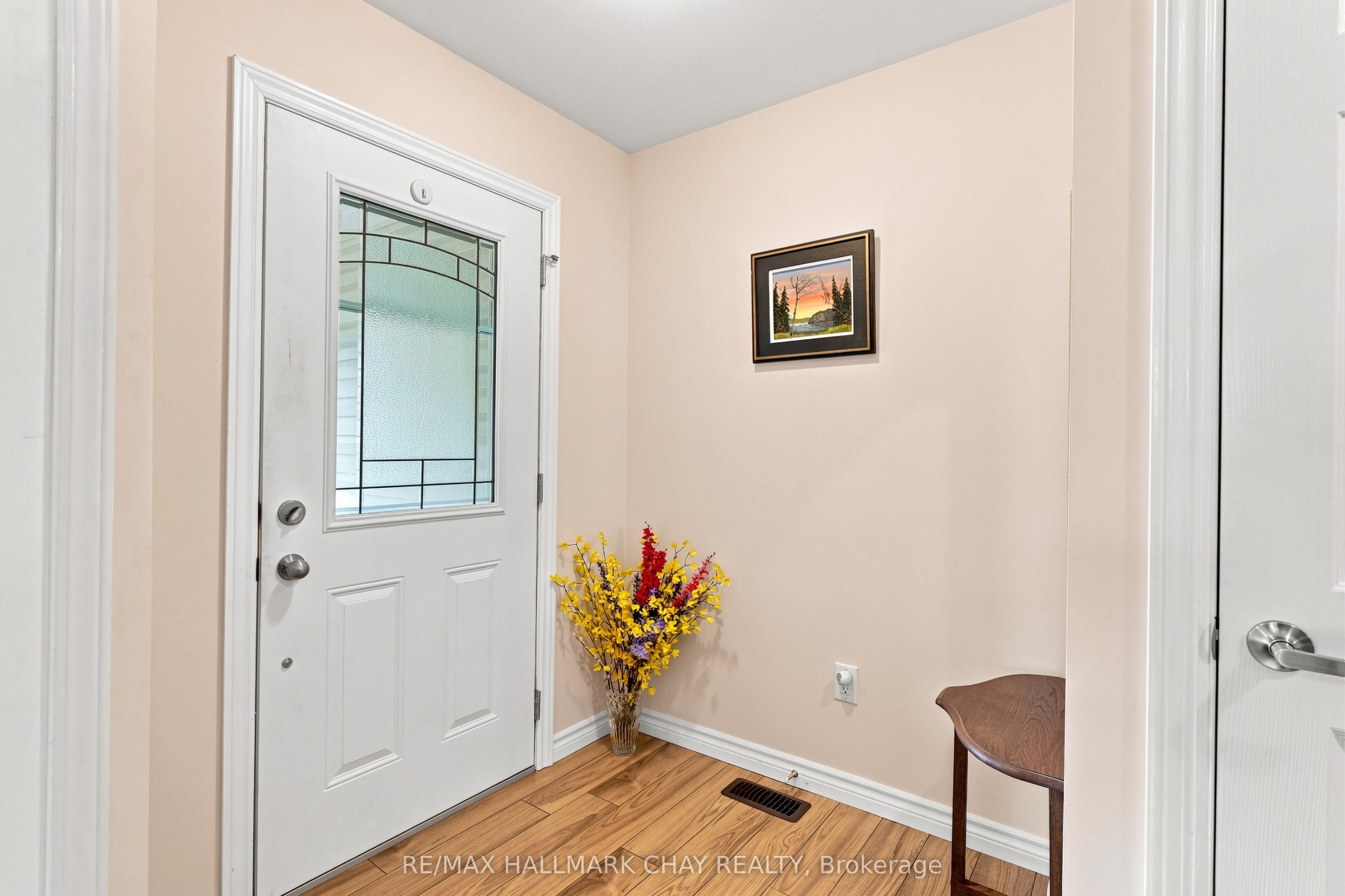 156 Pineridge Gate Property Photo 4