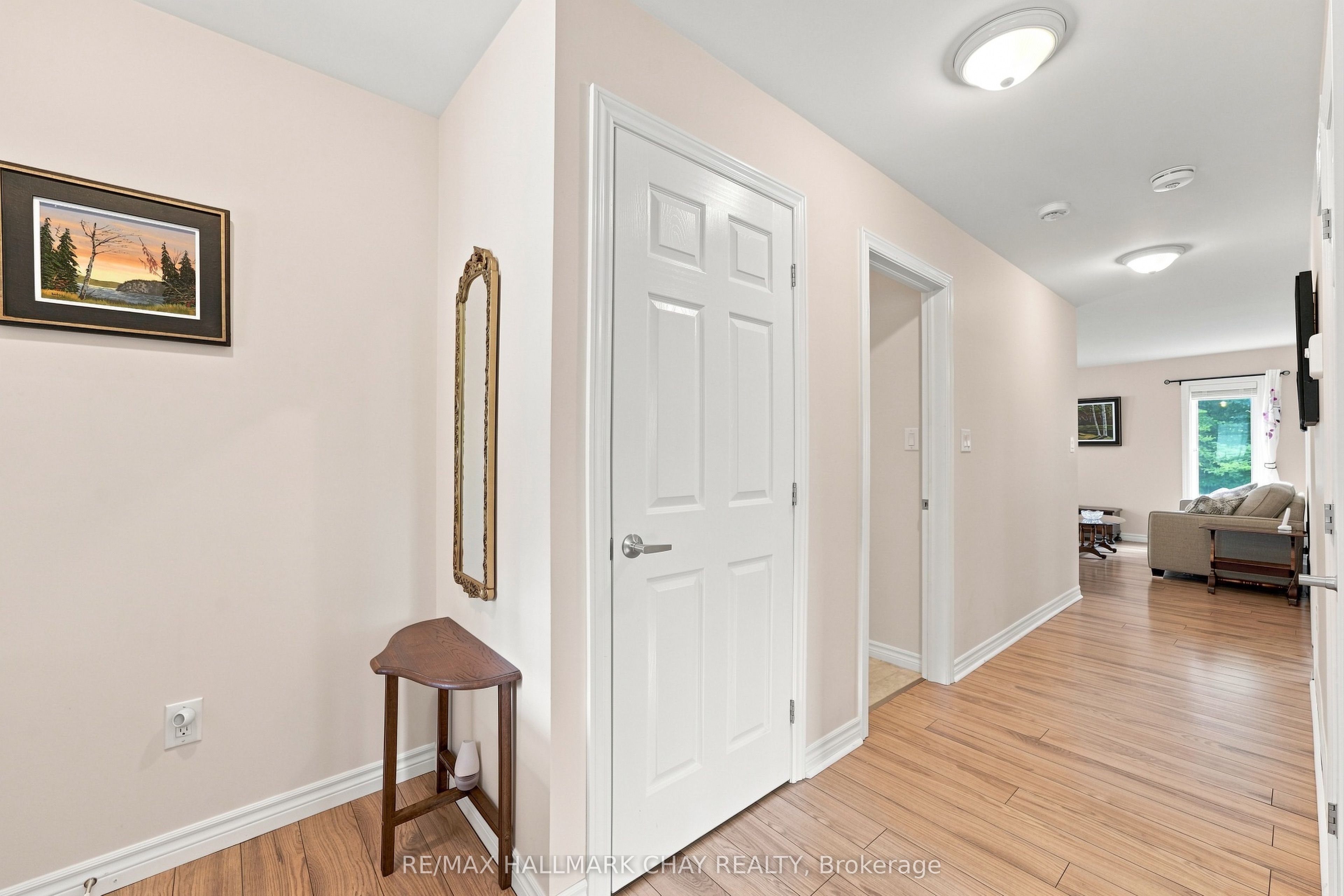 156 Pineridge Gate Property Photo 5