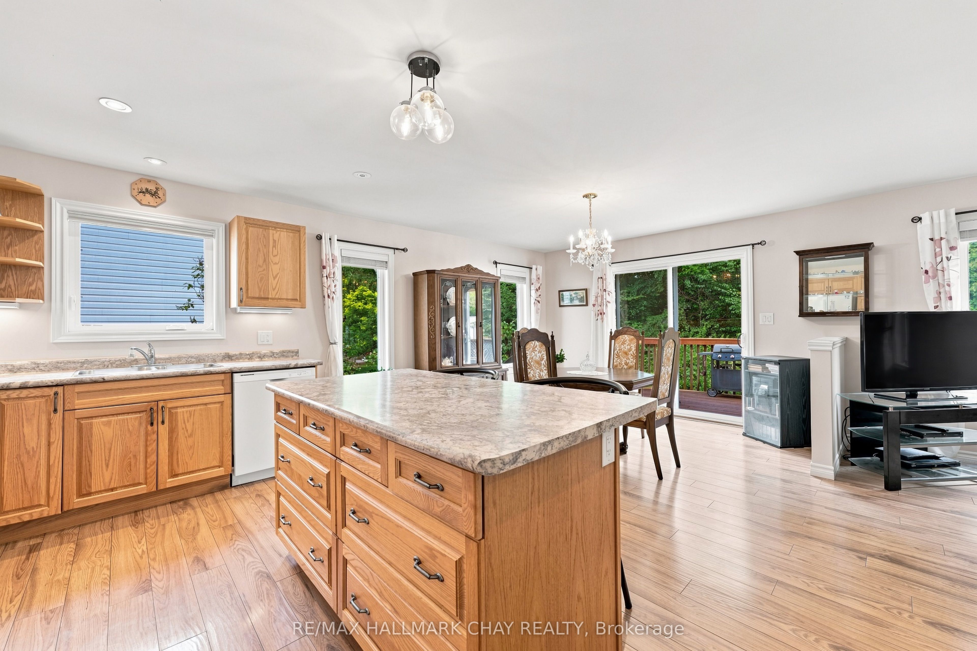 156 Pineridge Gate Property Photo 8