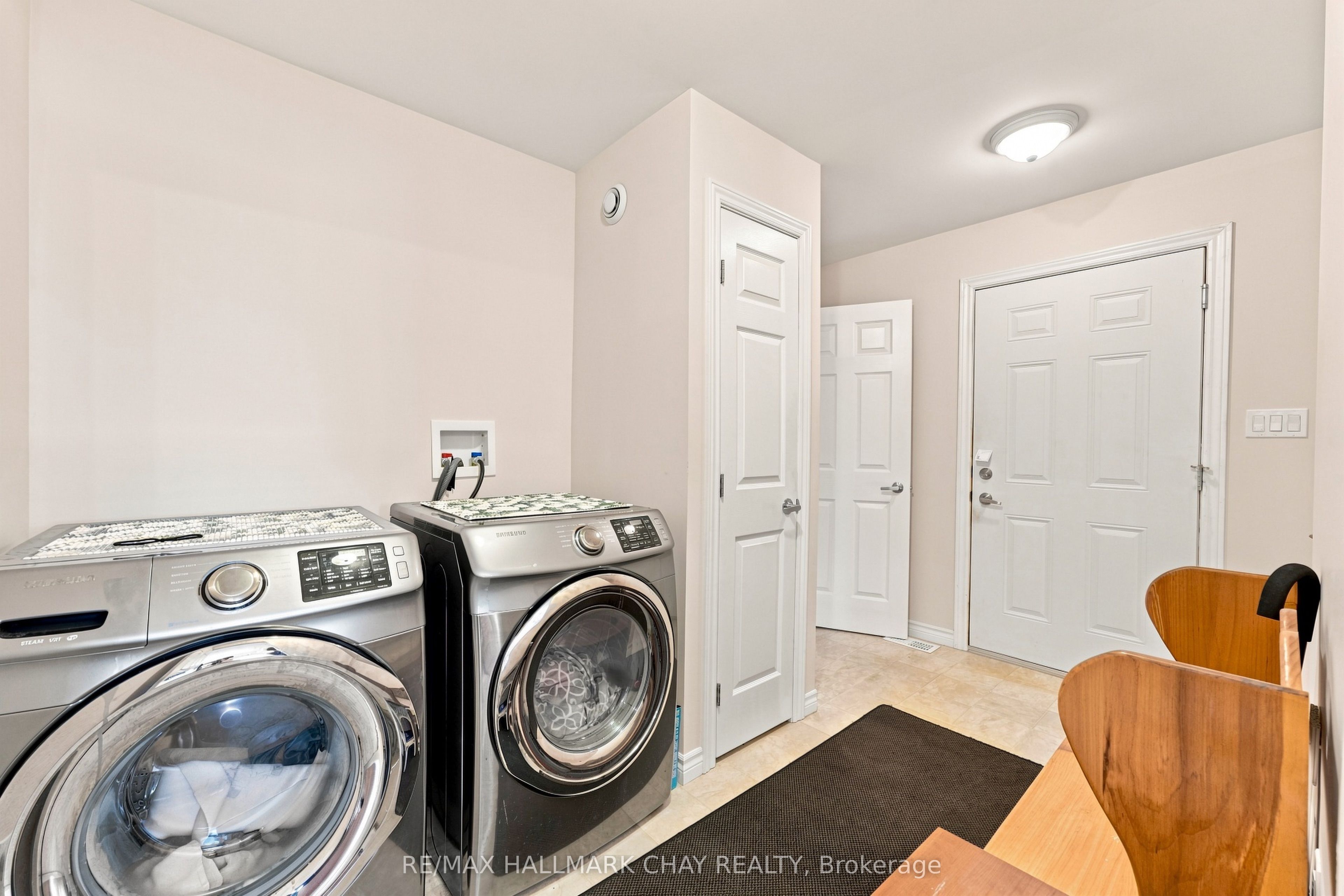 156 Pineridge Gate Property Photo 17