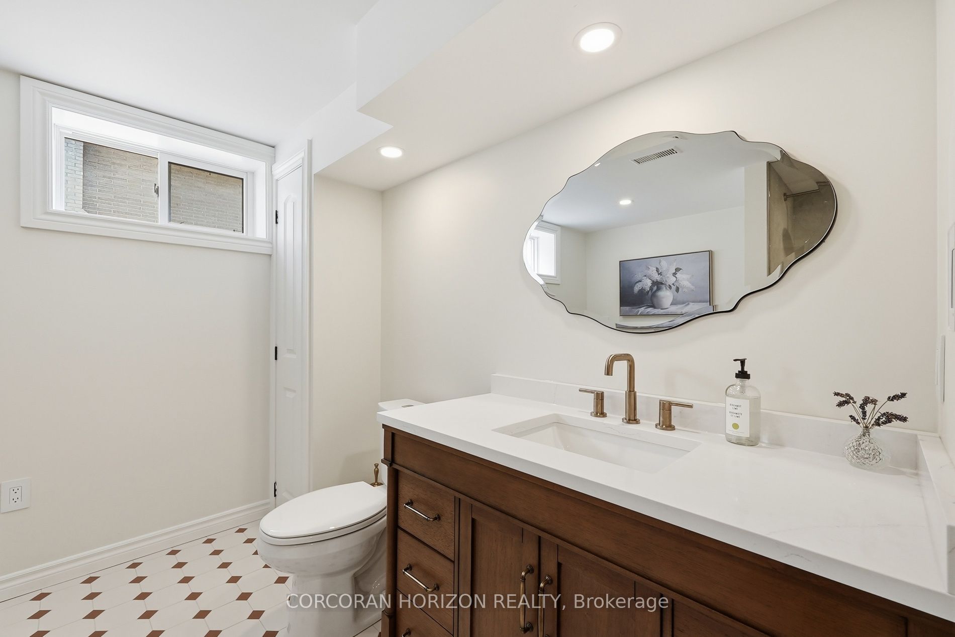 491 St George Street E Property Photo 27