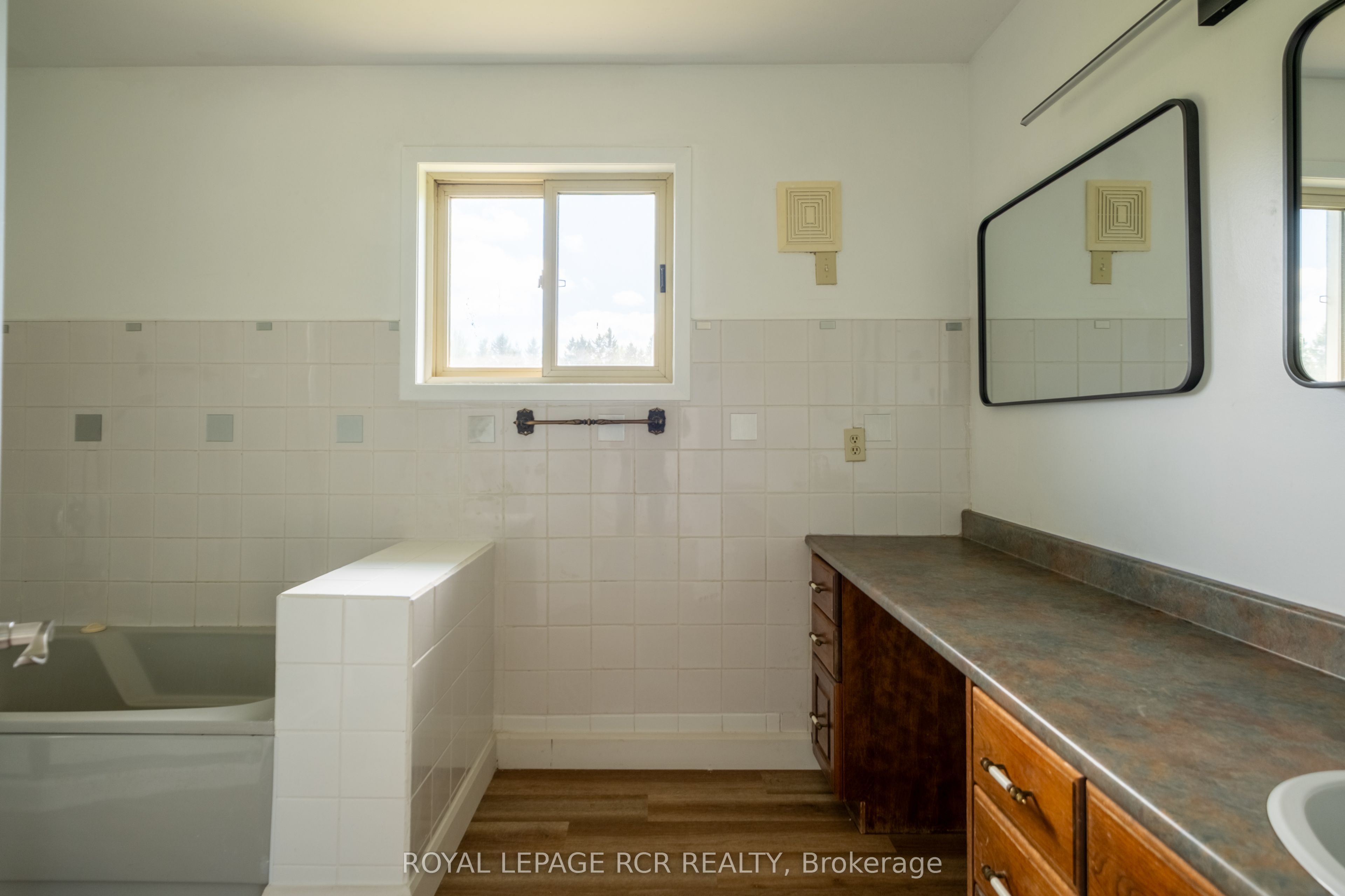 6066 4th Line Property Photo 32