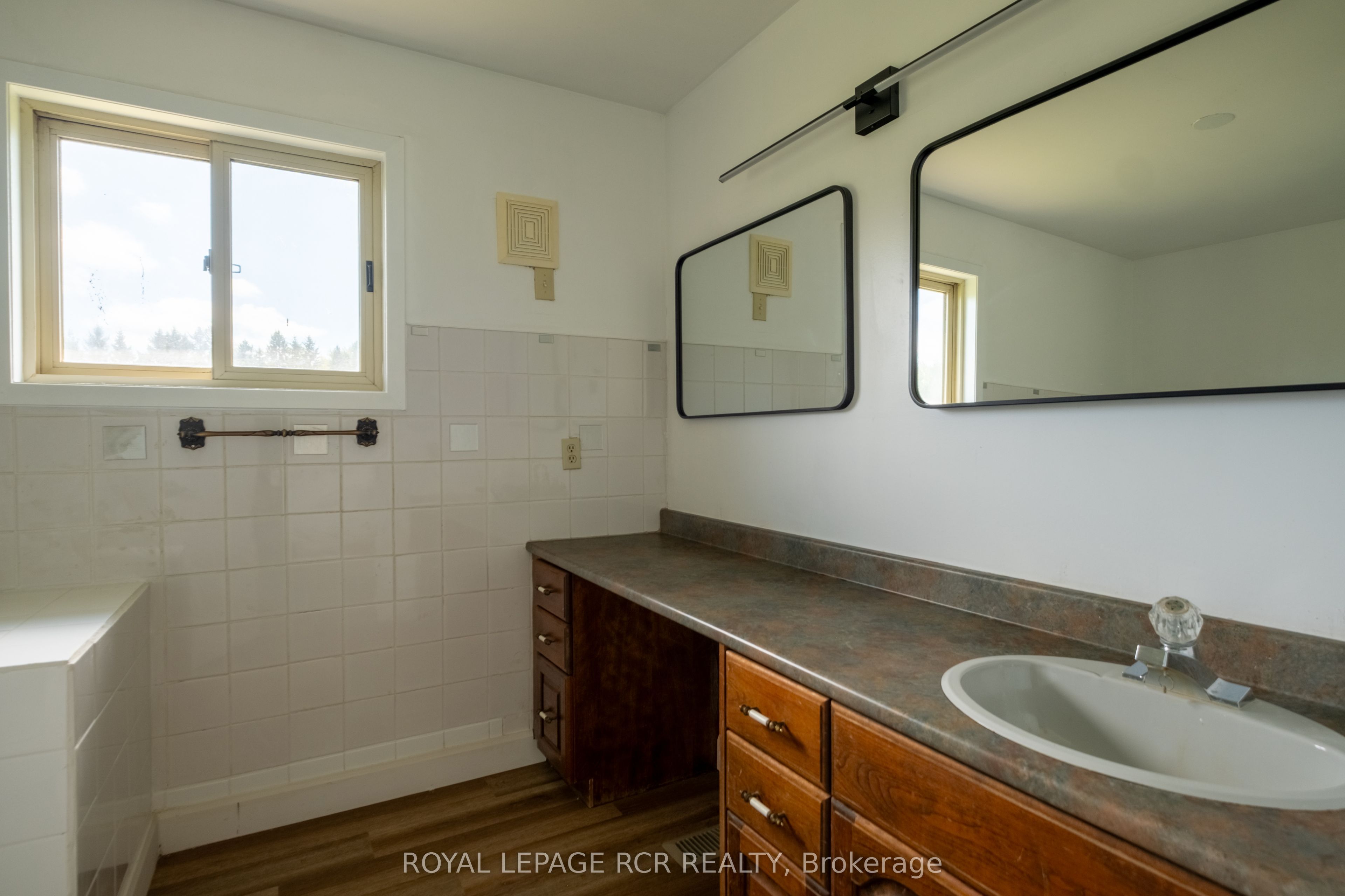 6066 4th Line Property Photo 33