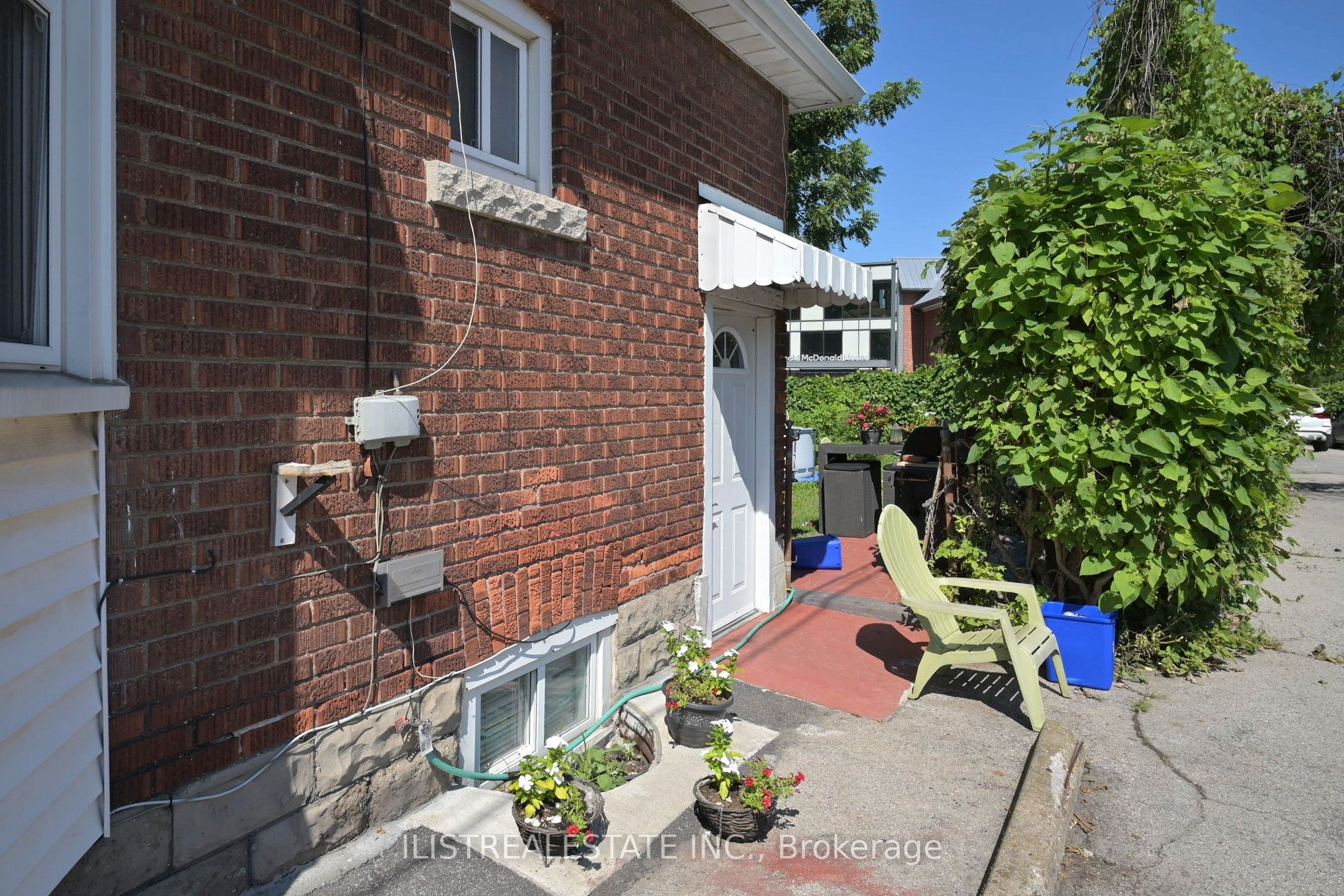 2 Norfolk Street N Property Photo 6
