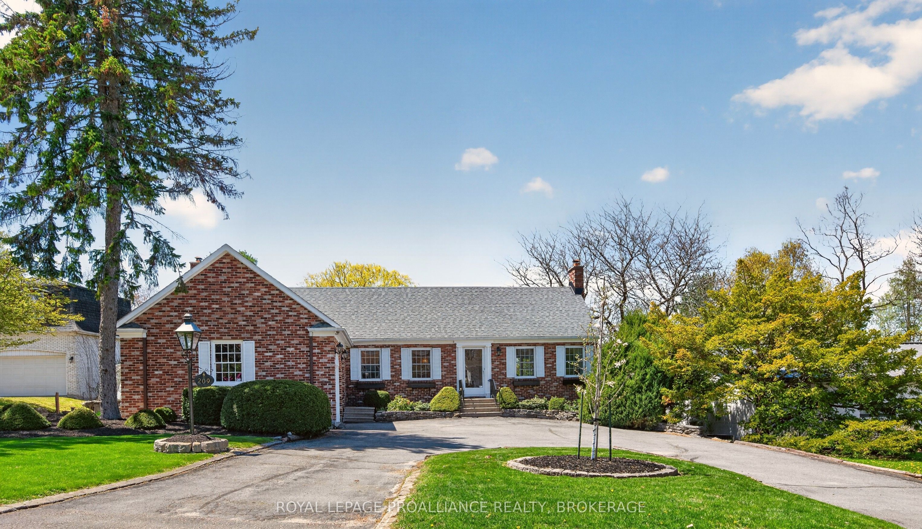 209 Fairway Hill Crescent Property Photo 1