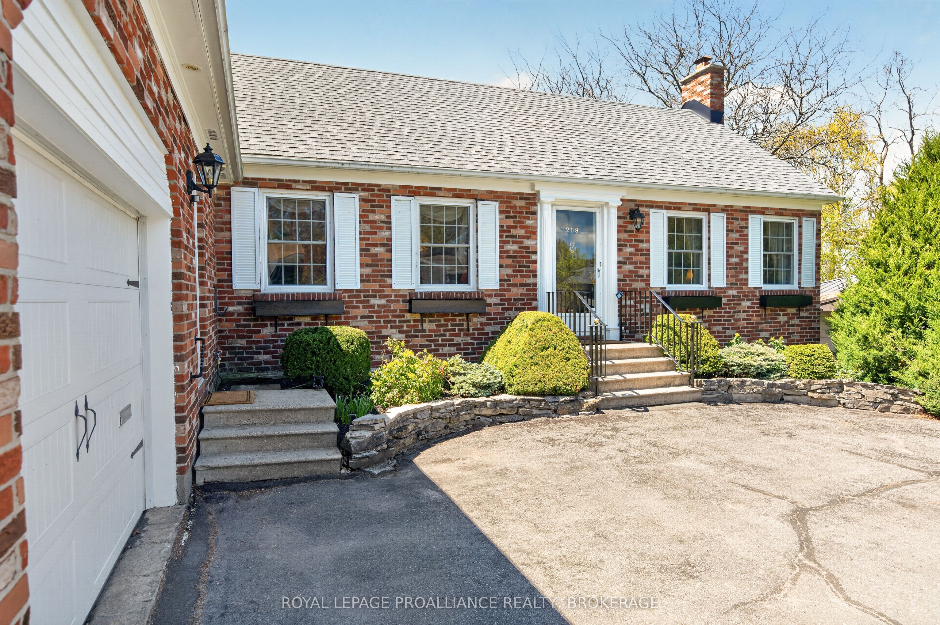209 Fairway Hill Crescent Property Photo 7