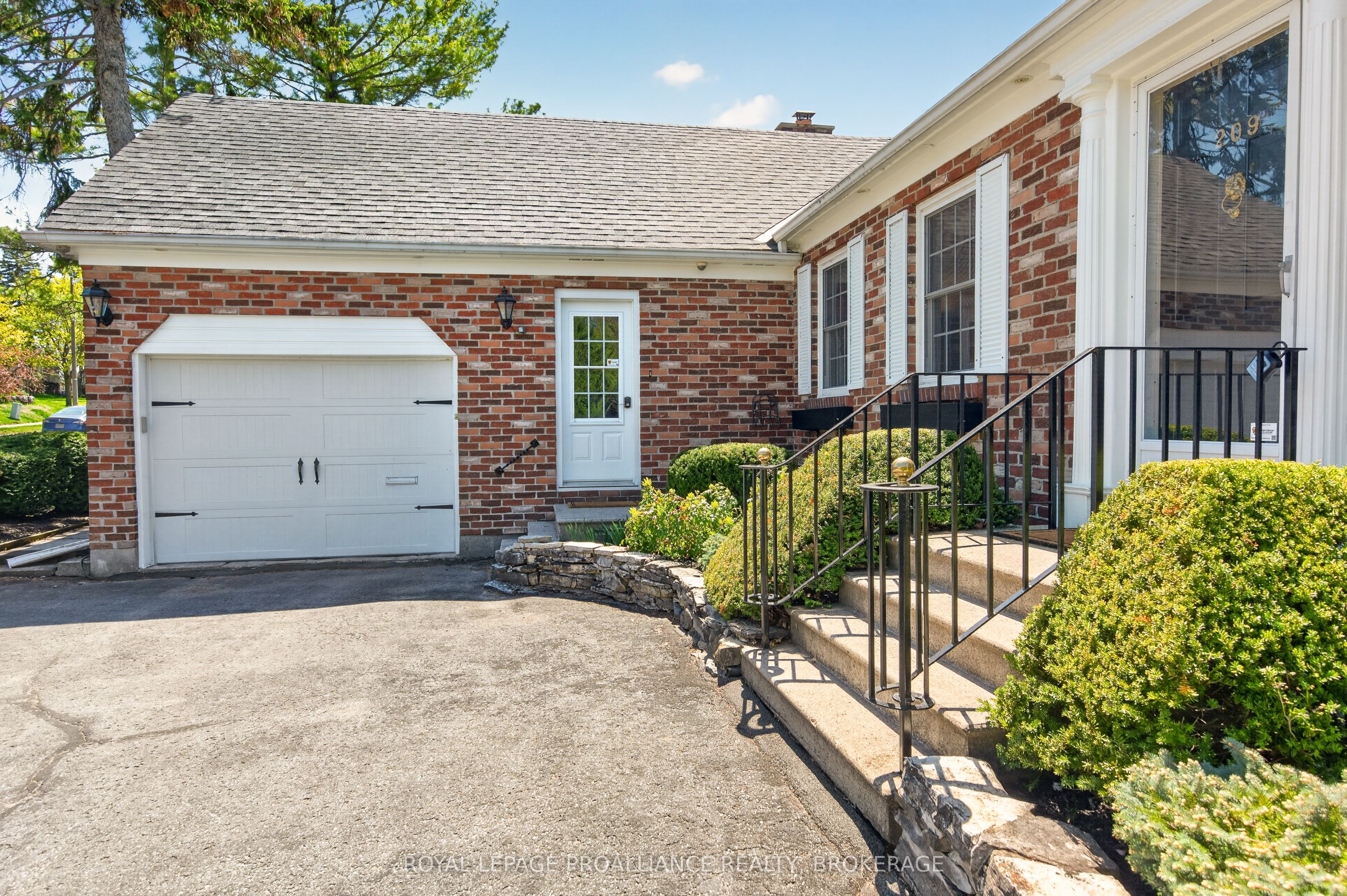 209 Fairway Hill Crescent Property Photo 8