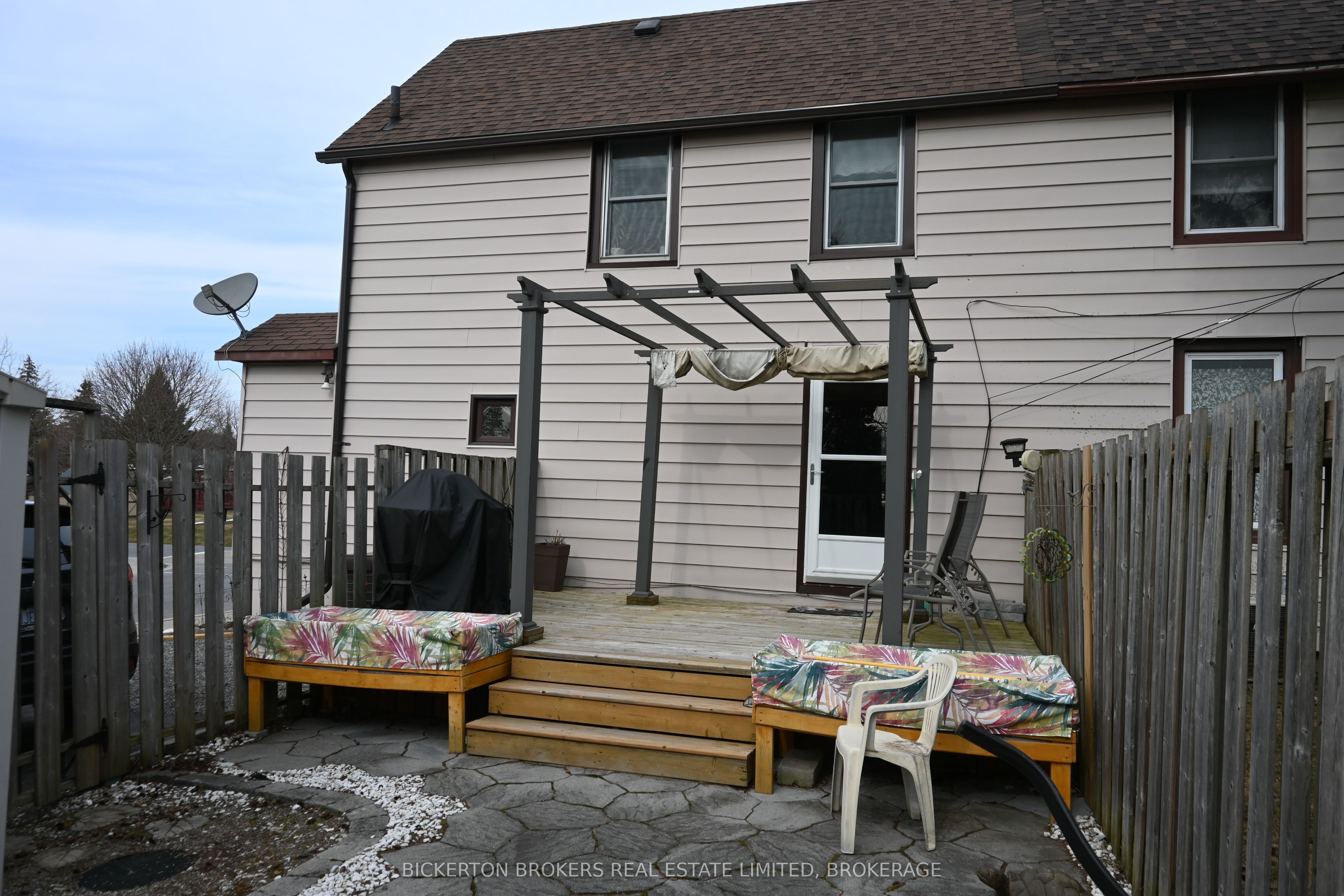 292 William Street N Property Photo 6