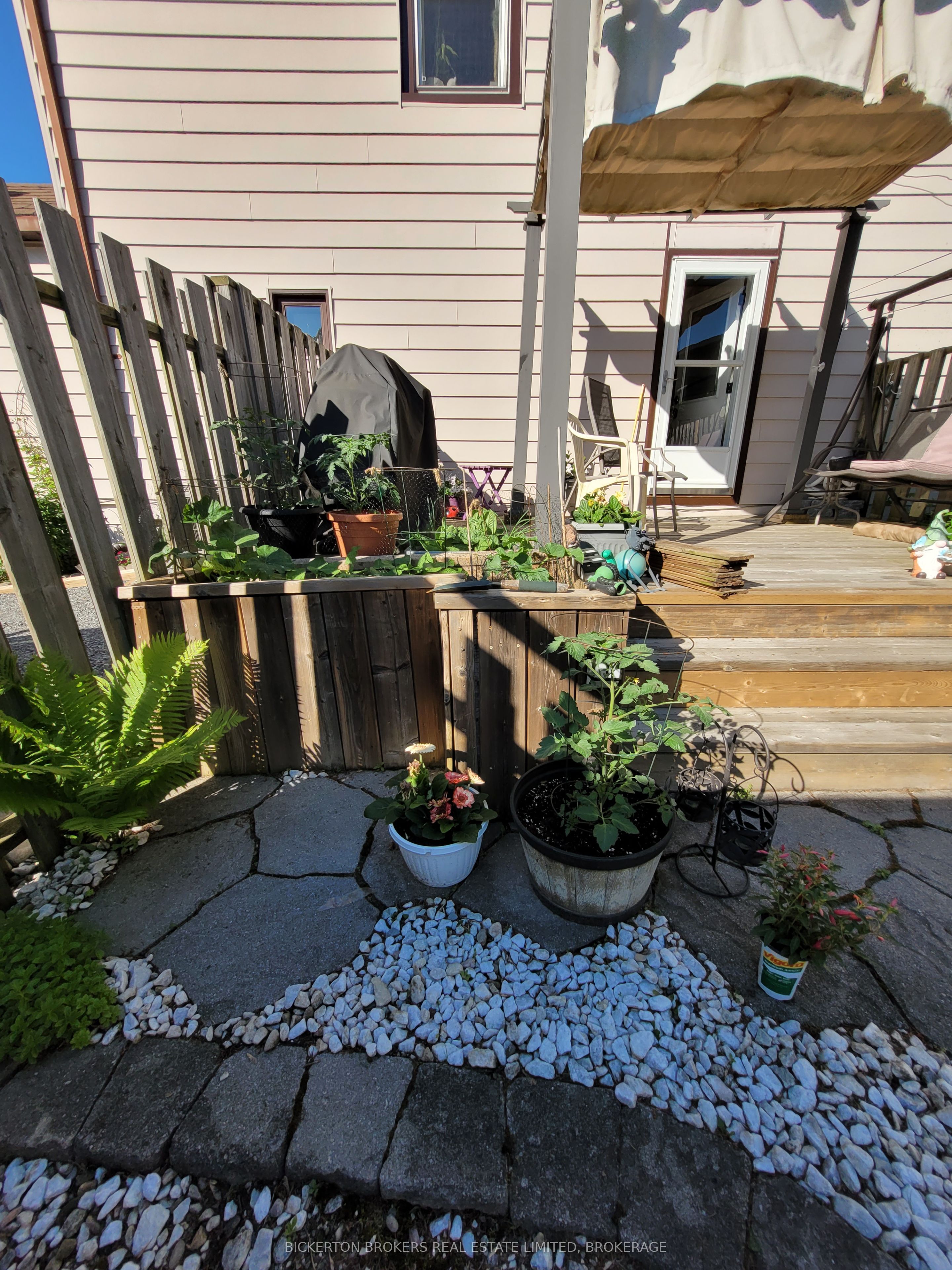 292 William Street N Property Photo 44