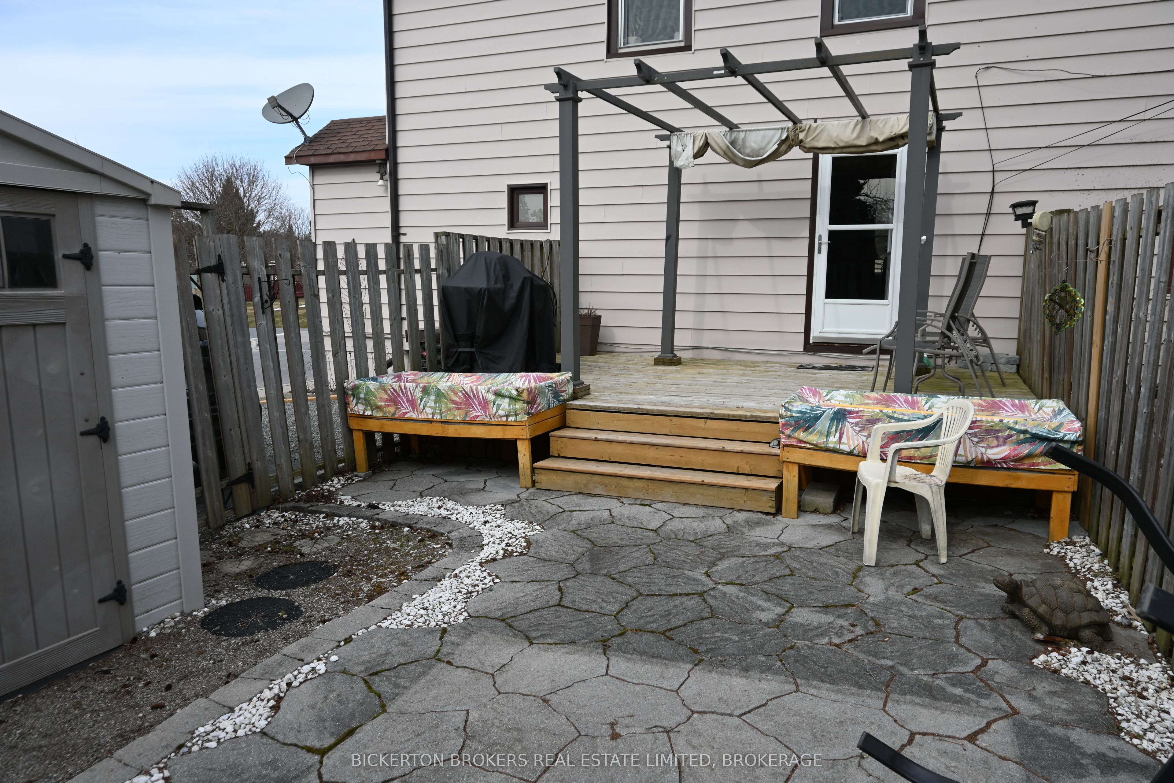 292 William Street N Property Photo 46