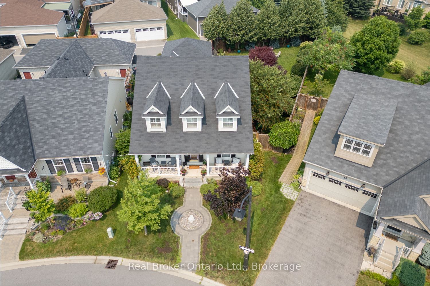 11 Greenaway Circle Property Photo 2